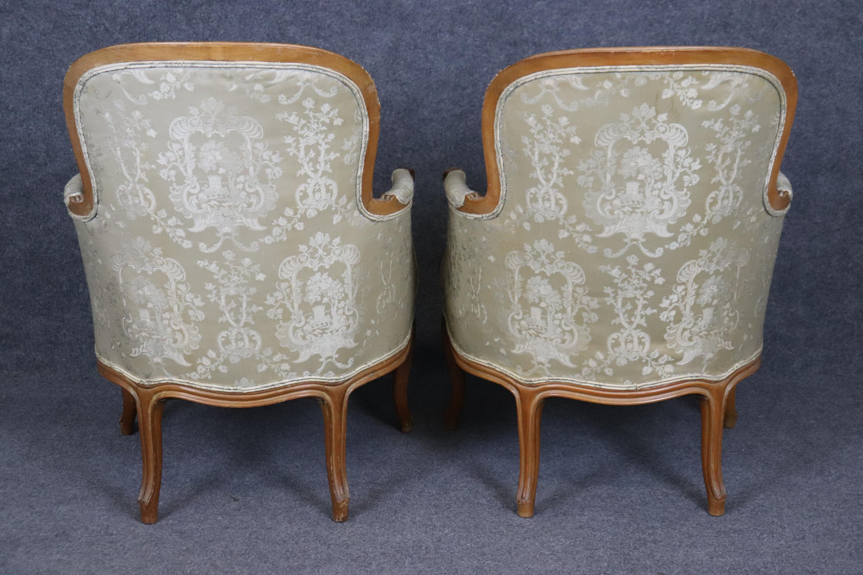 Metà XX secolo Coppia di splendide sedie bergere francesi intagliate Luigi XV circa degli anni '40