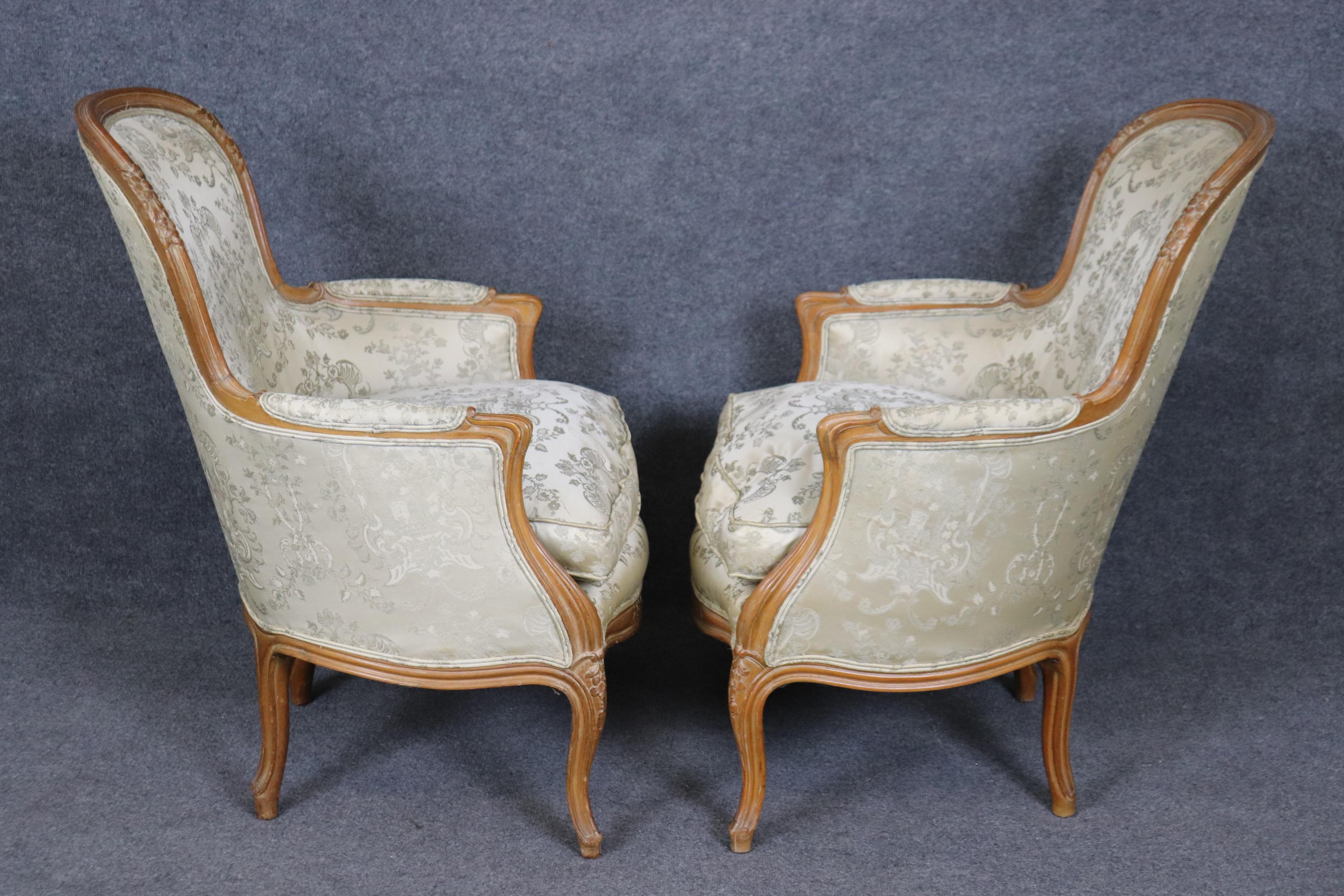 Noce Coppia di splendide sedie bergere francesi intagliate Luigi XV circa degli anni '40