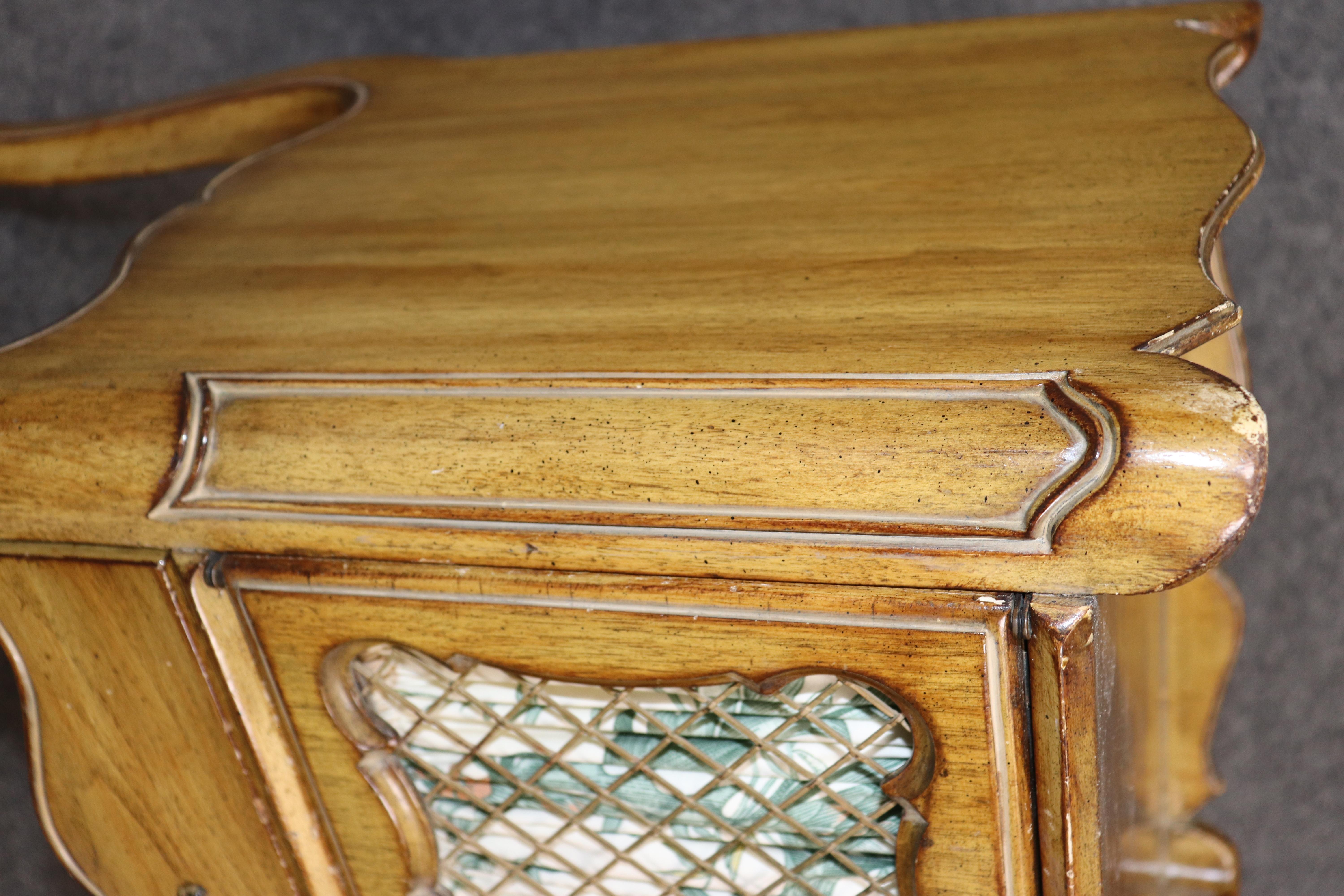 Paire de superbes tables de nuit en noyer sculpté de style Bodart ou Ruseau en vente 4