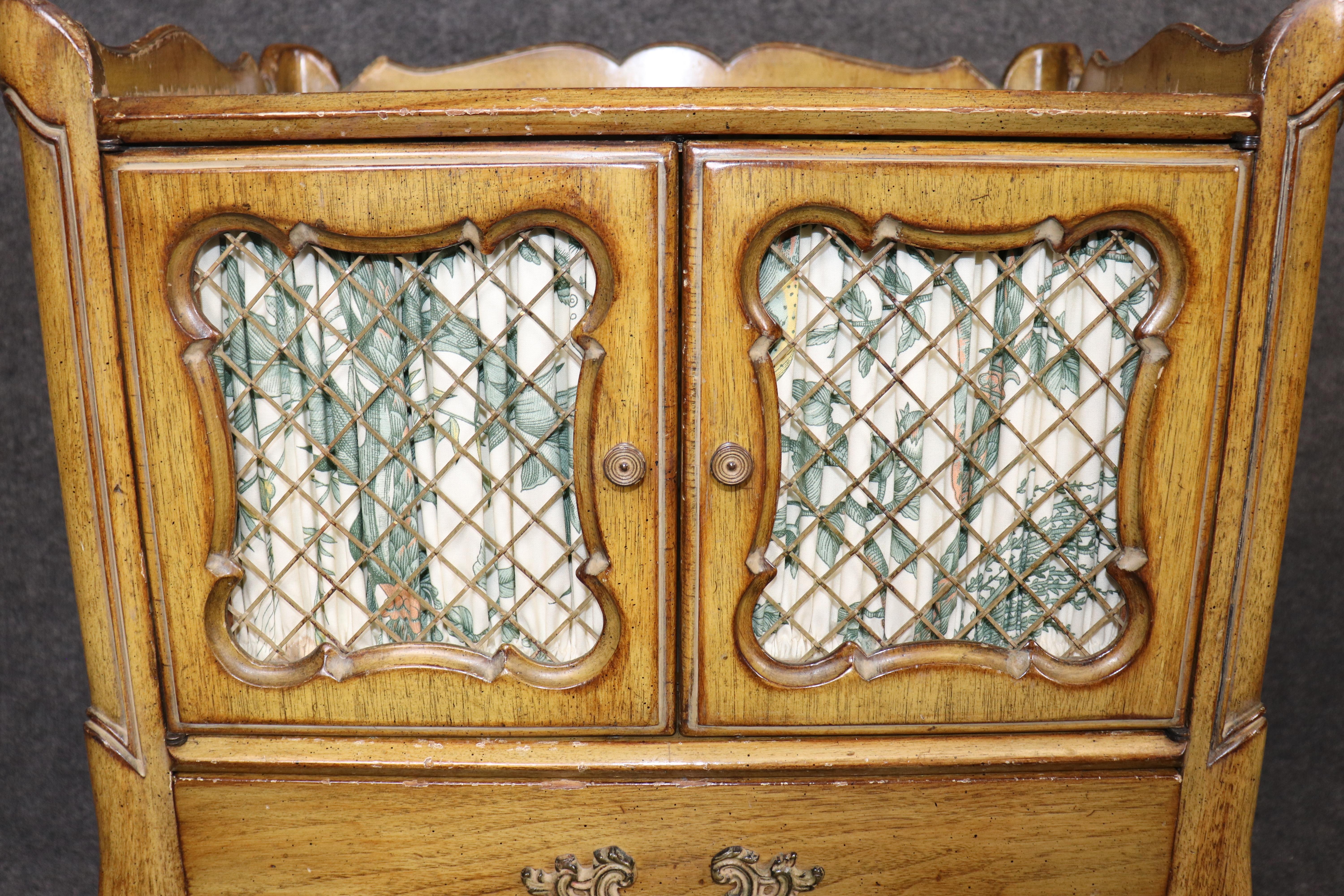 Paire de superbes tables de nuit en noyer sculpté de style Bodart ou Ruseau en vente 5