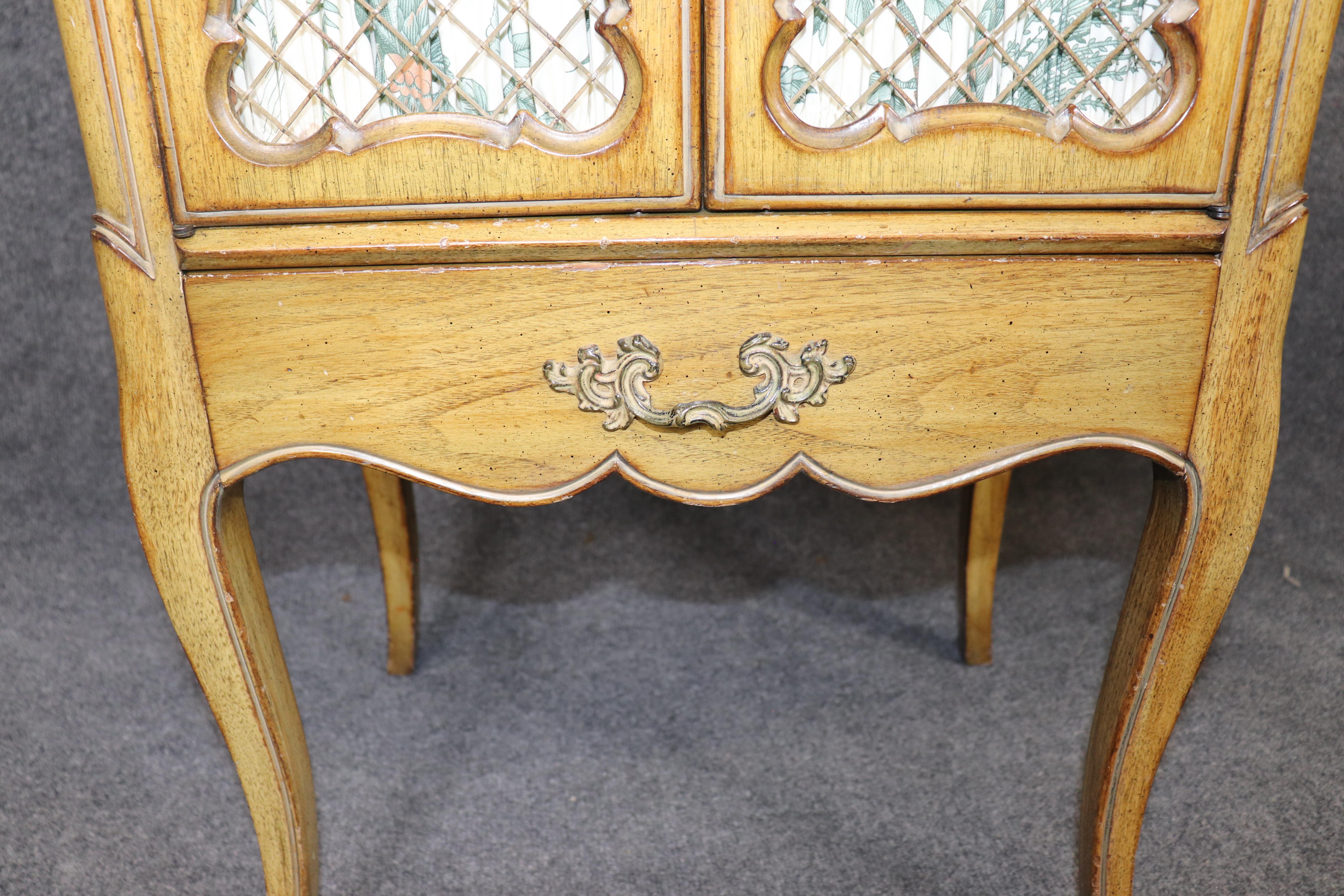 Paire de superbes tables de nuit en noyer sculpté de style Bodart ou Ruseau en vente 6