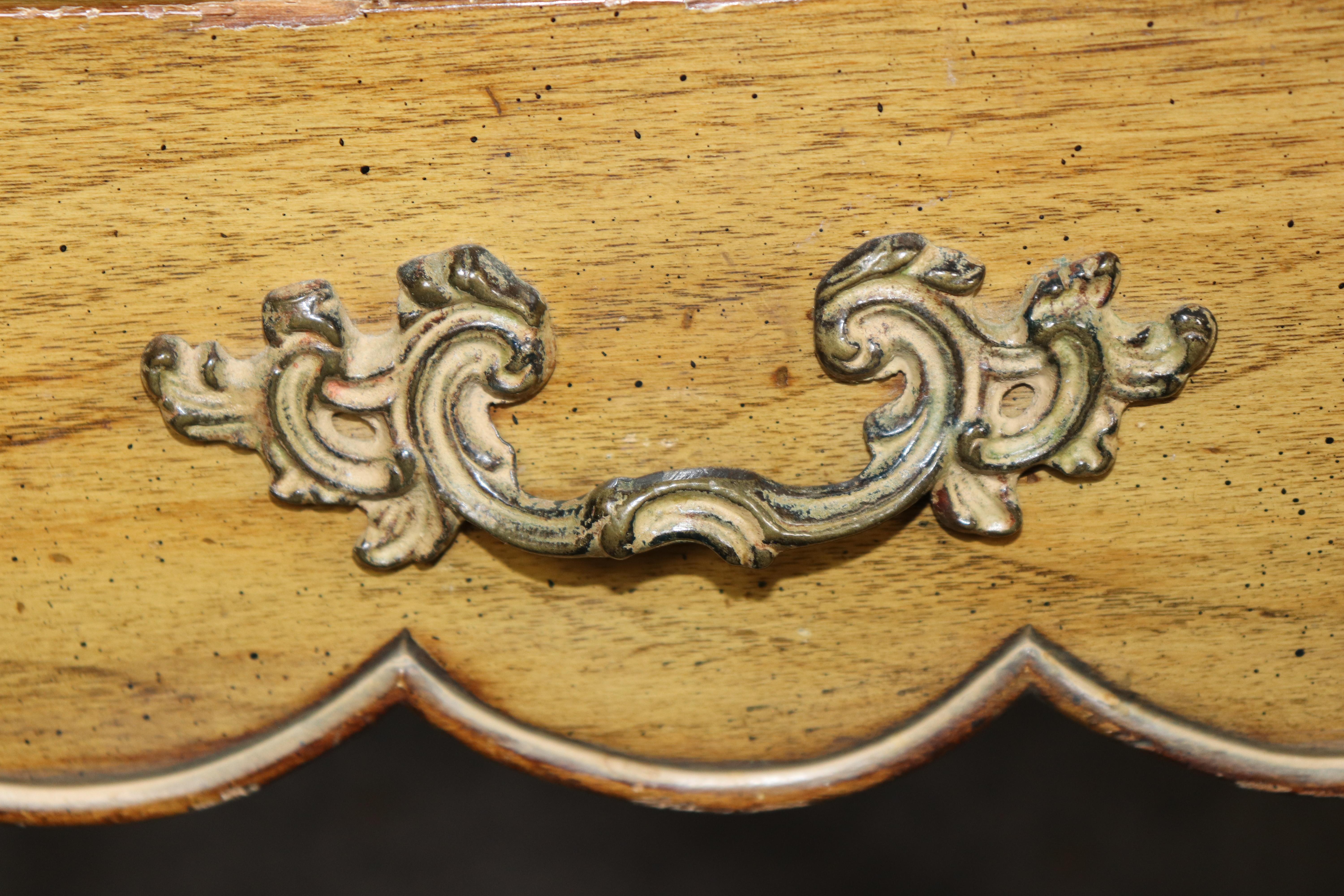 Paire de superbes tables de nuit en noyer sculpté de style Bodart ou Ruseau en vente 7