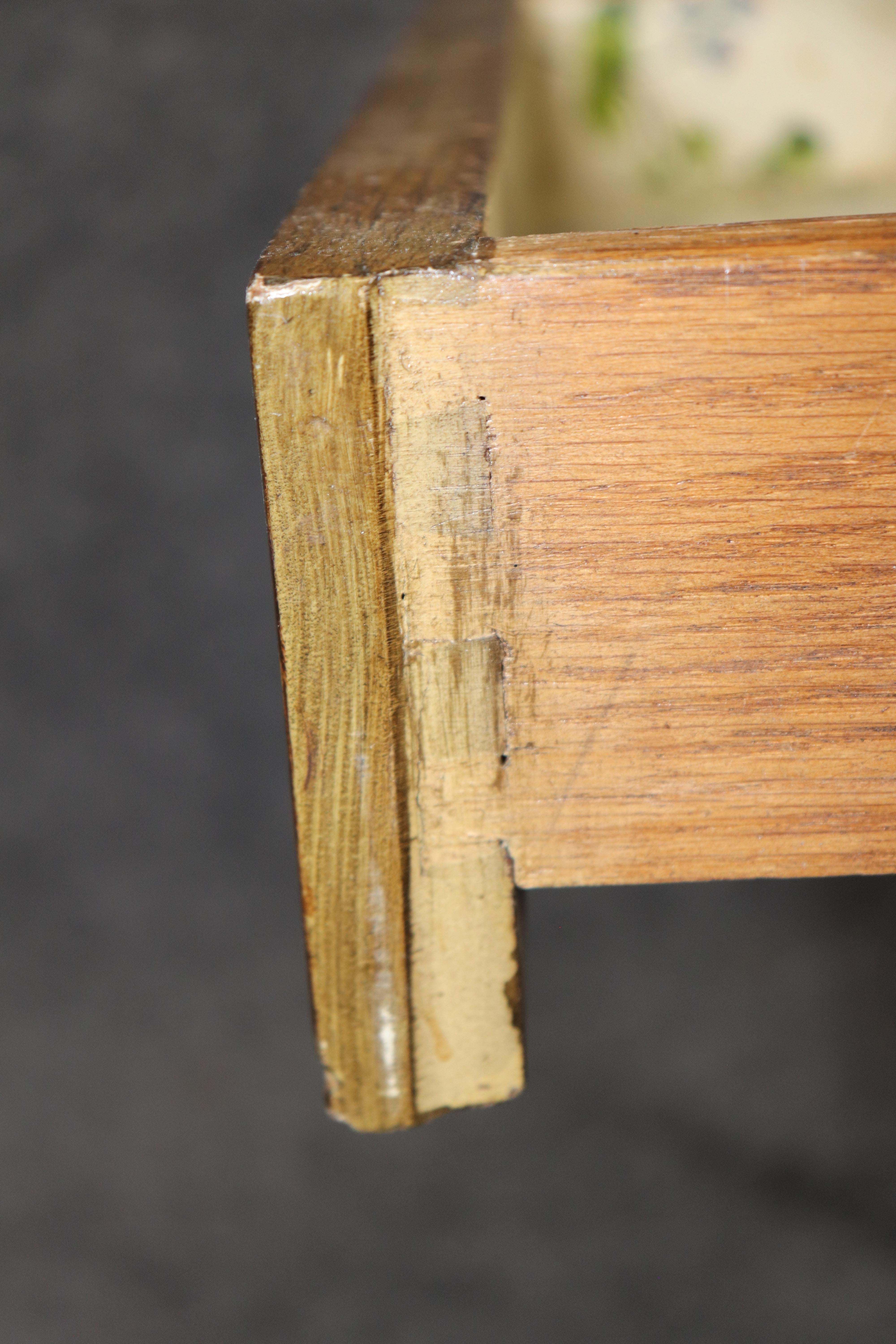 Paire de superbes tables de nuit en noyer sculpté de style Bodart ou Ruseau en vente 8
