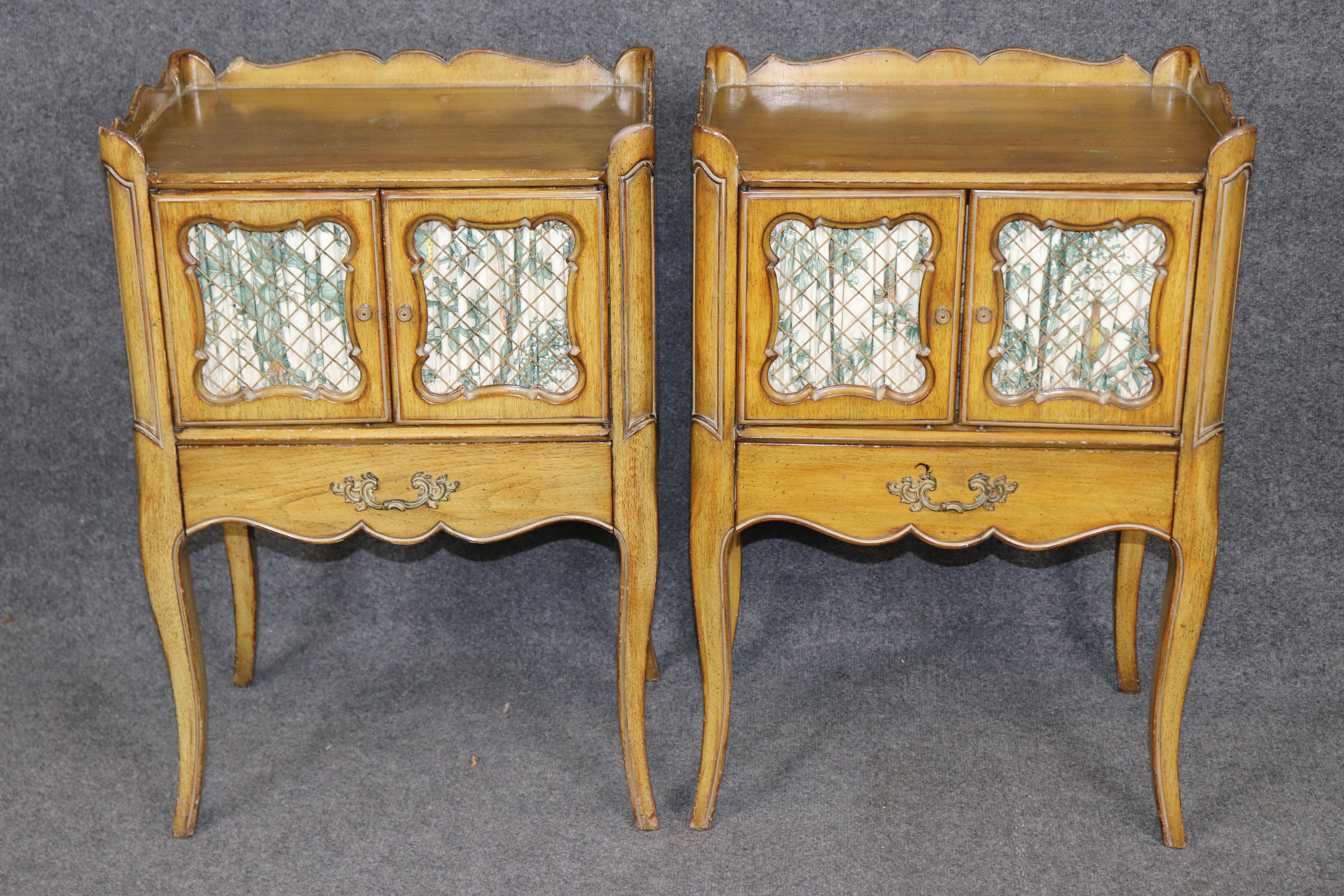 Cette charmante paire de tables de nuit françaises de style Louis XV reflète l'élégance gracieuse des meubles provinciaux du milieu du XXe siècle. Fabriquée avec des pieds cabriole légèrement incurvés, des tabliers festonnés et des plateaux en forme