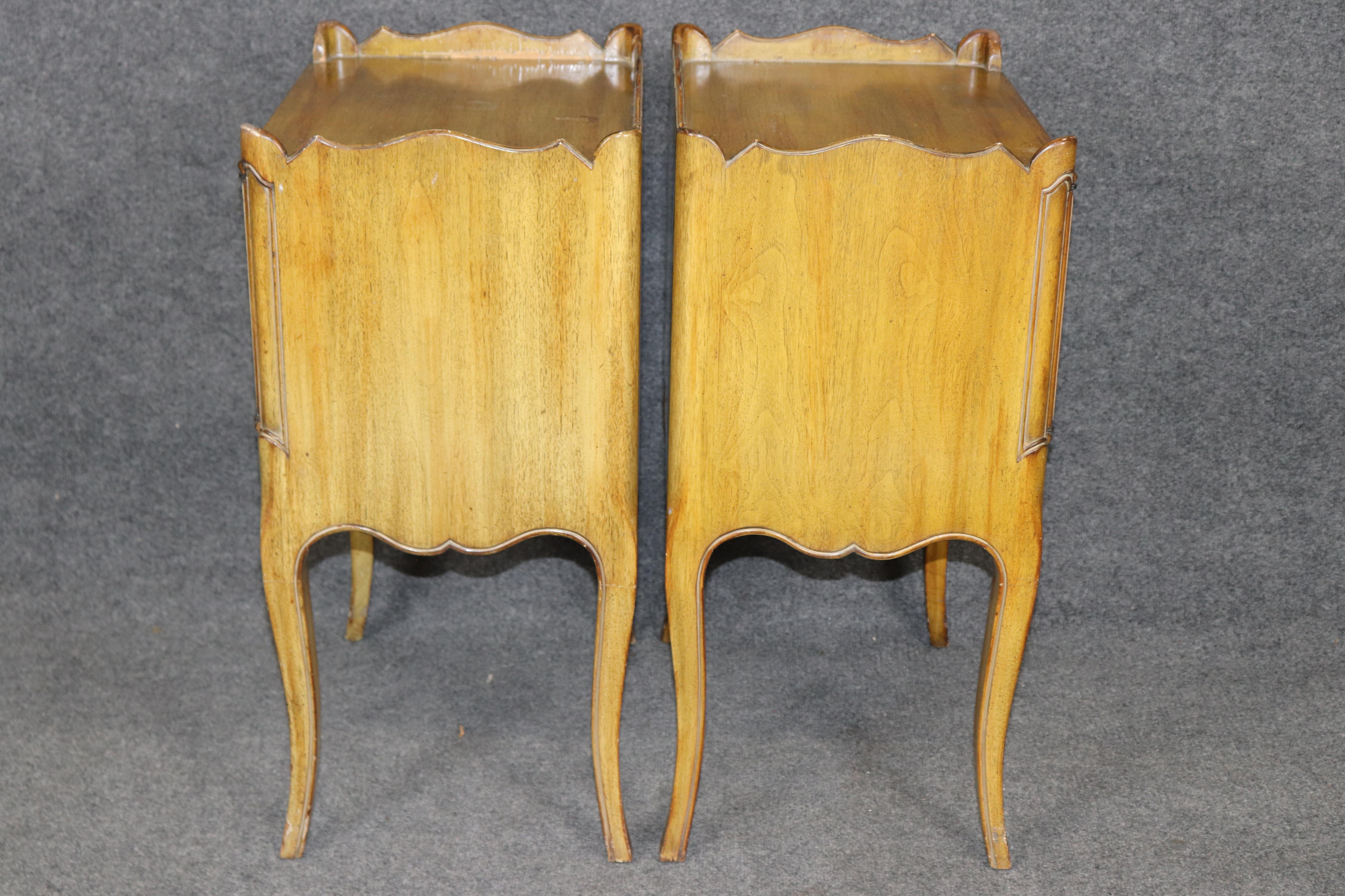 Louis XV Paire de superbes tables de nuit en noyer sculpté de style Bodart ou Ruseau en vente