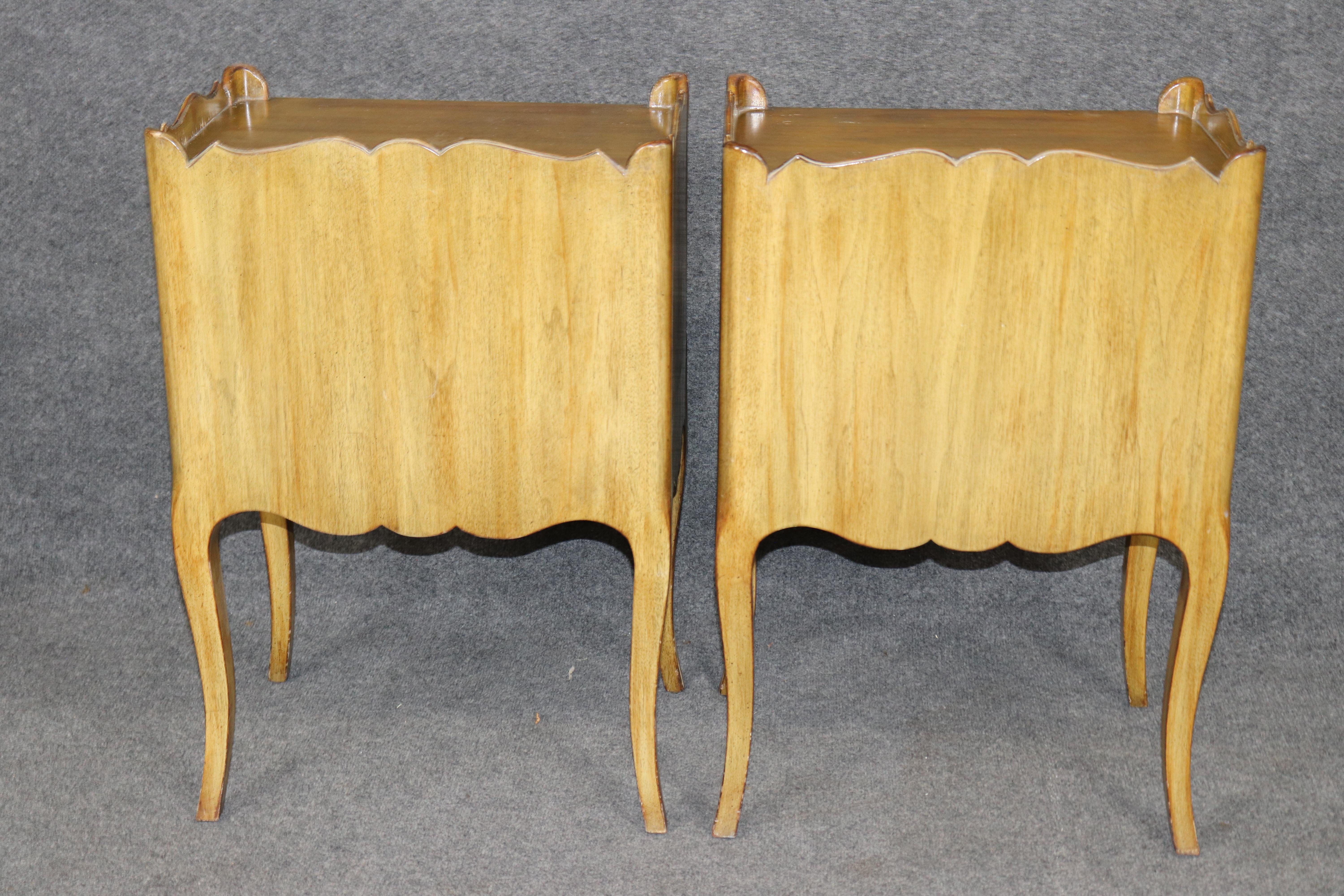 Inconnu Paire de superbes tables de nuit en noyer sculpté de style Bodart ou Ruseau en vente