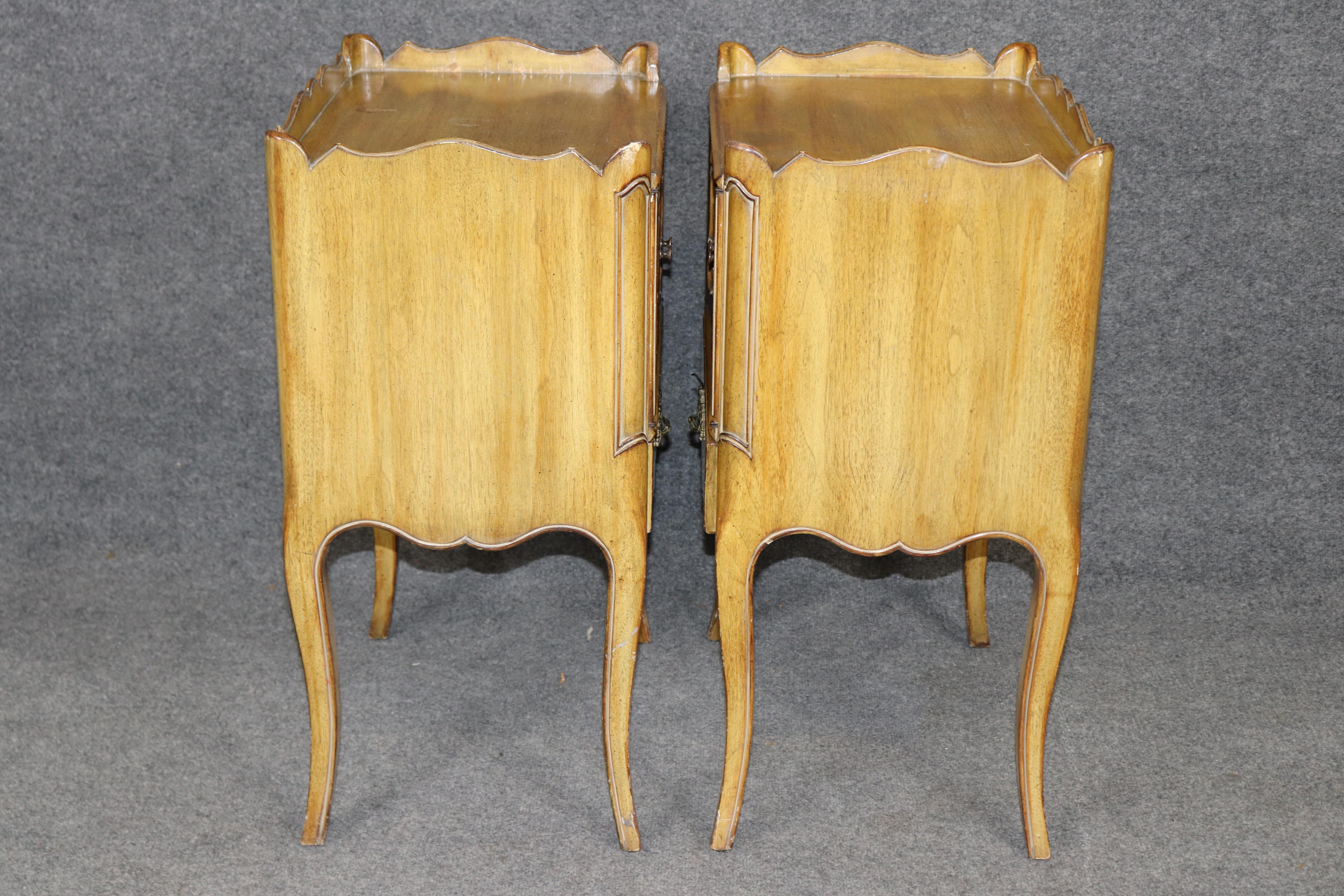 Paire de superbes tables de nuit en noyer sculpté de style Bodart ou Ruseau Bon état - En vente à Swedesboro, NJ