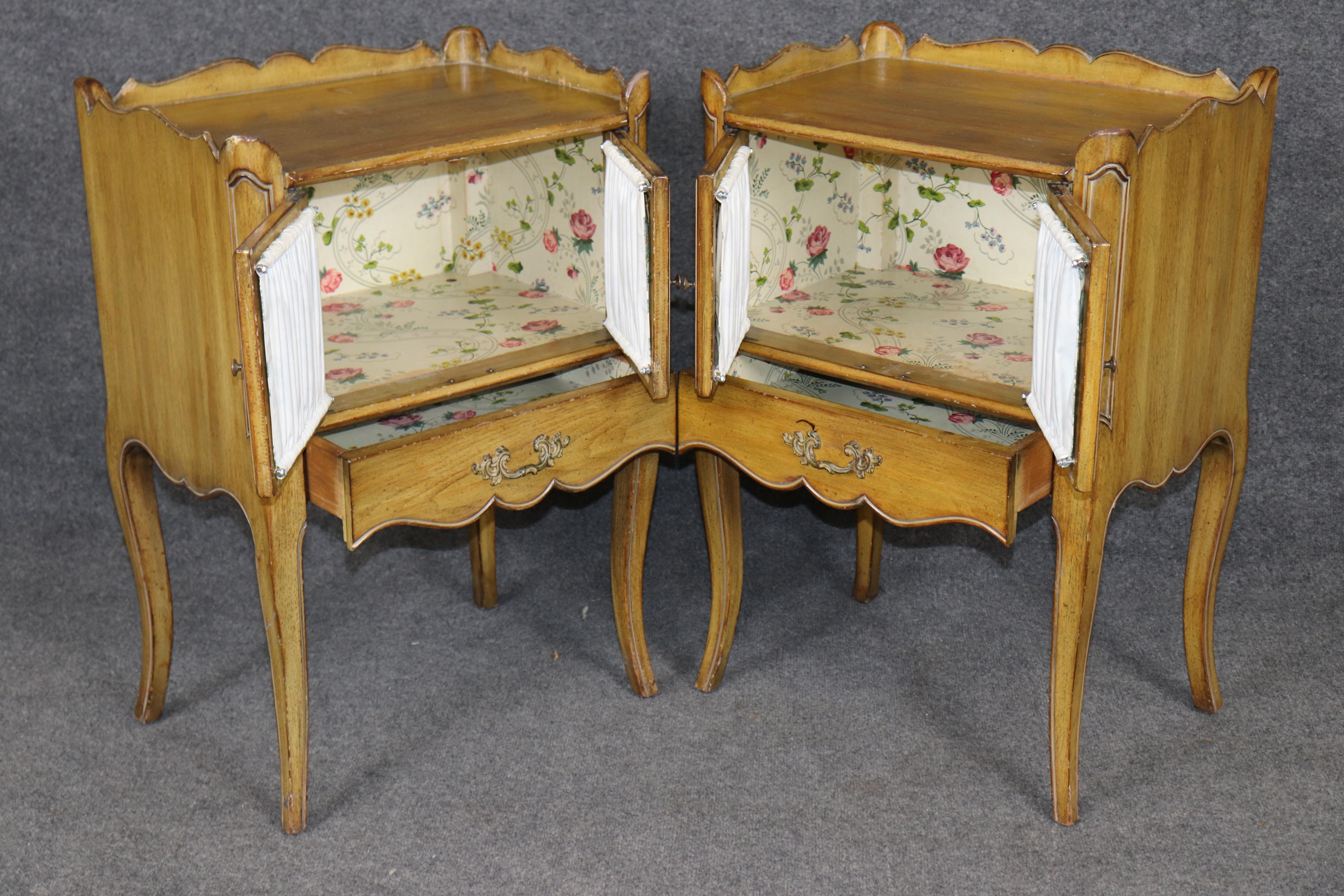 Milieu du XXe siècle Paire de superbes tables de nuit en noyer sculpté de style Bodart ou Ruseau en vente