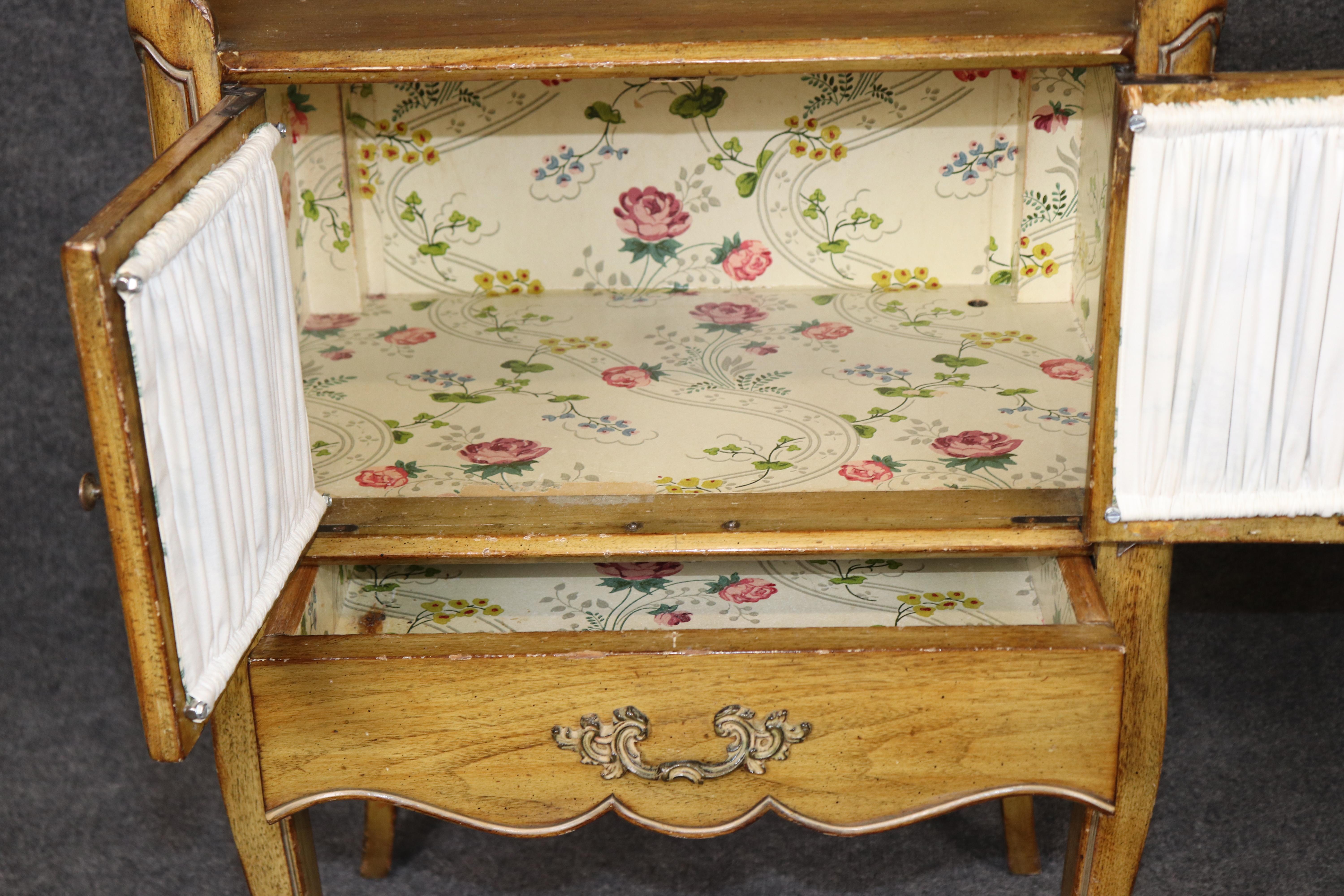 Noyer Paire de superbes tables de nuit en noyer sculpté de style Bodart ou Ruseau en vente