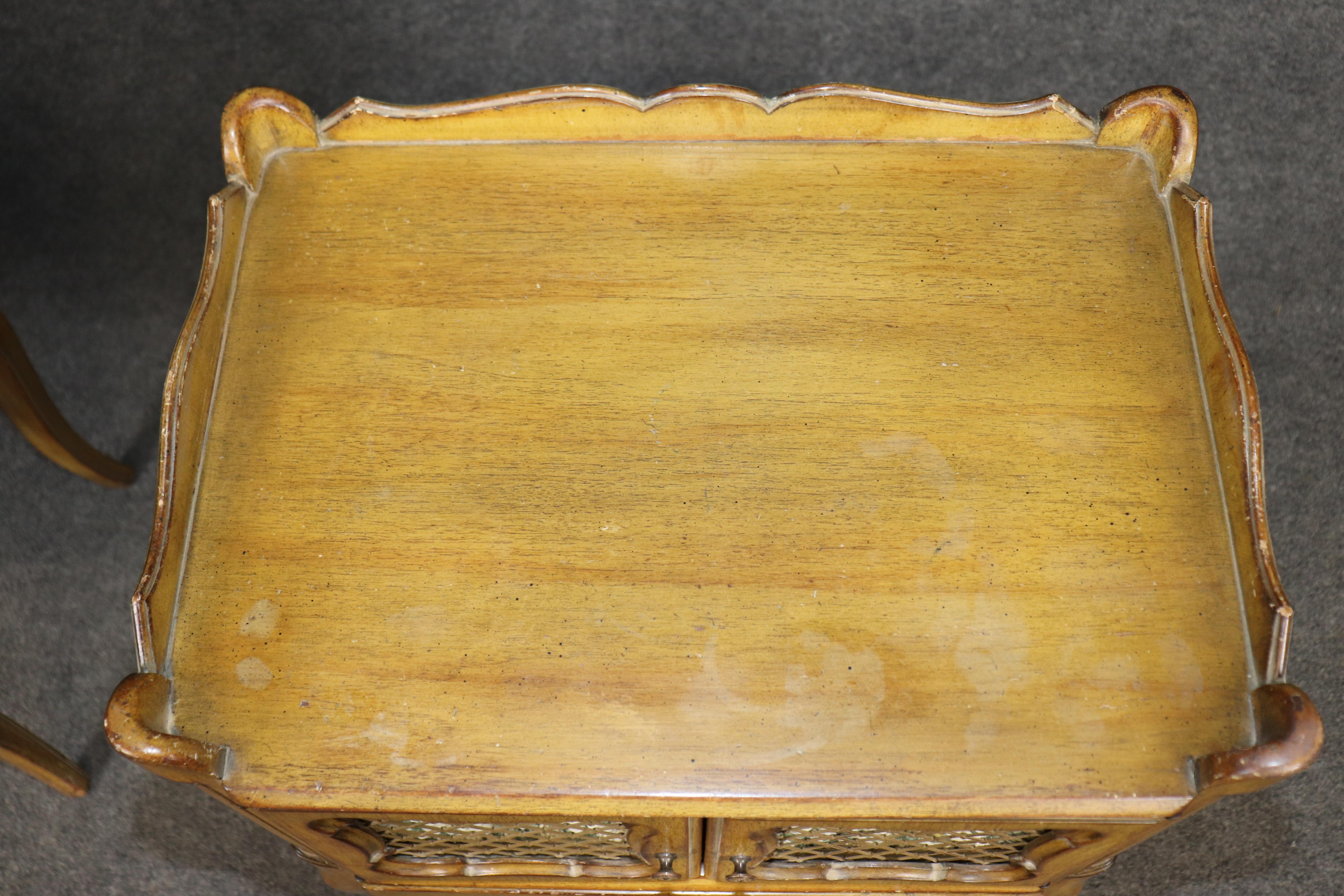 Paire de superbes tables de nuit en noyer sculpté de style Bodart ou Ruseau en vente 1