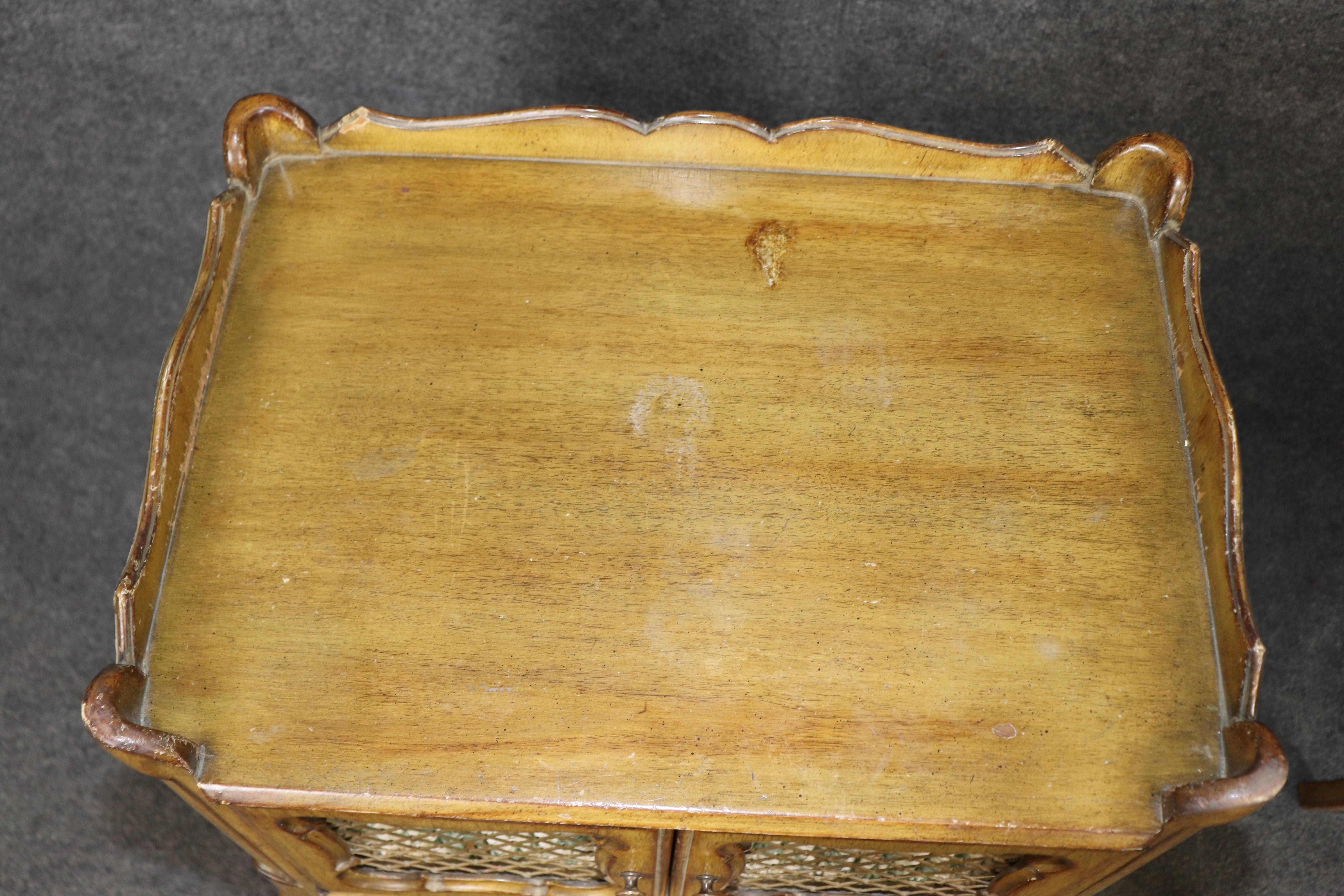 Paire de superbes tables de nuit en noyer sculpté de style Bodart ou Ruseau en vente 2