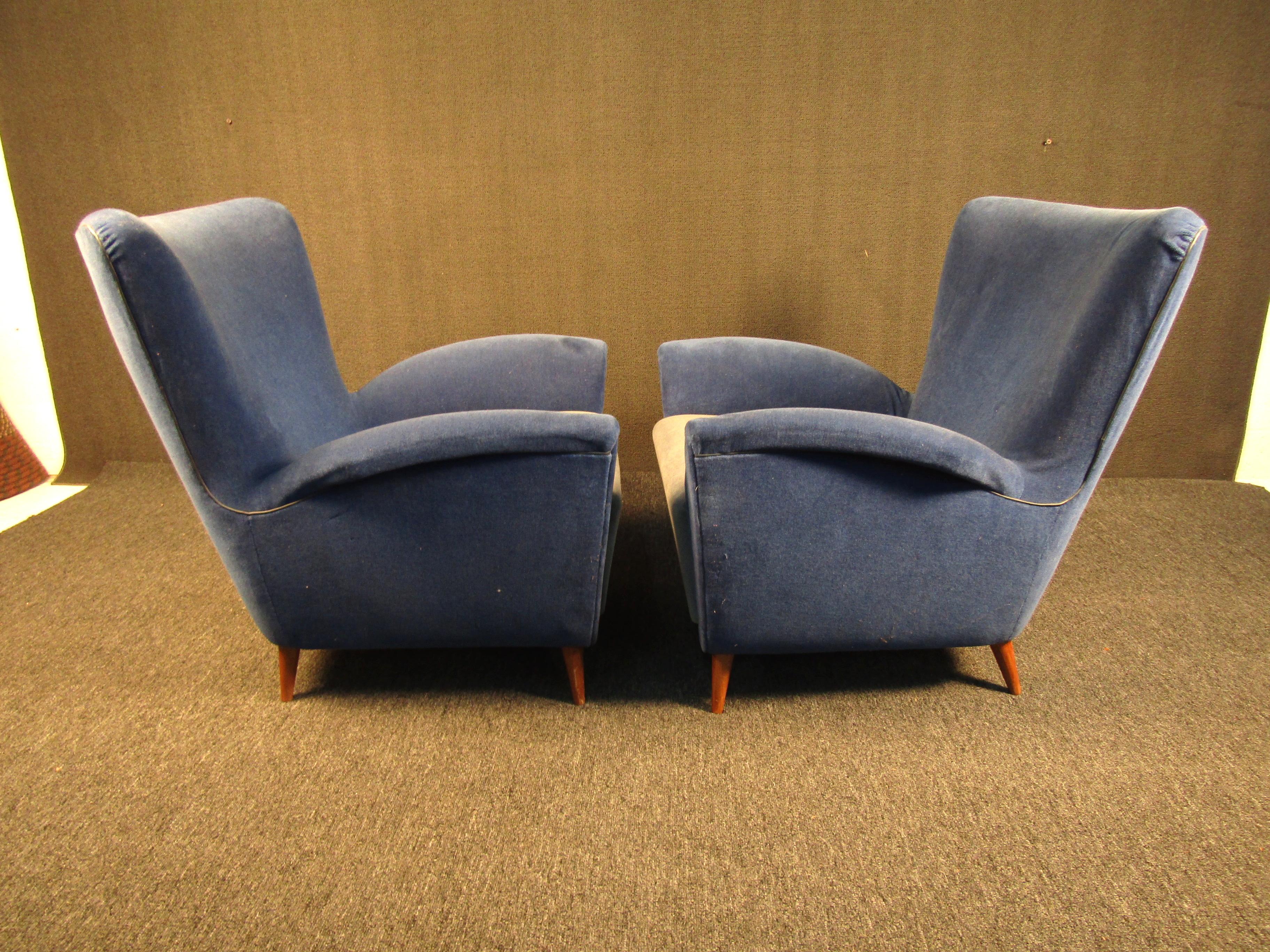 Mid-Century Modern Pair of Gorgeous Italian Lounge Chairs For Sale