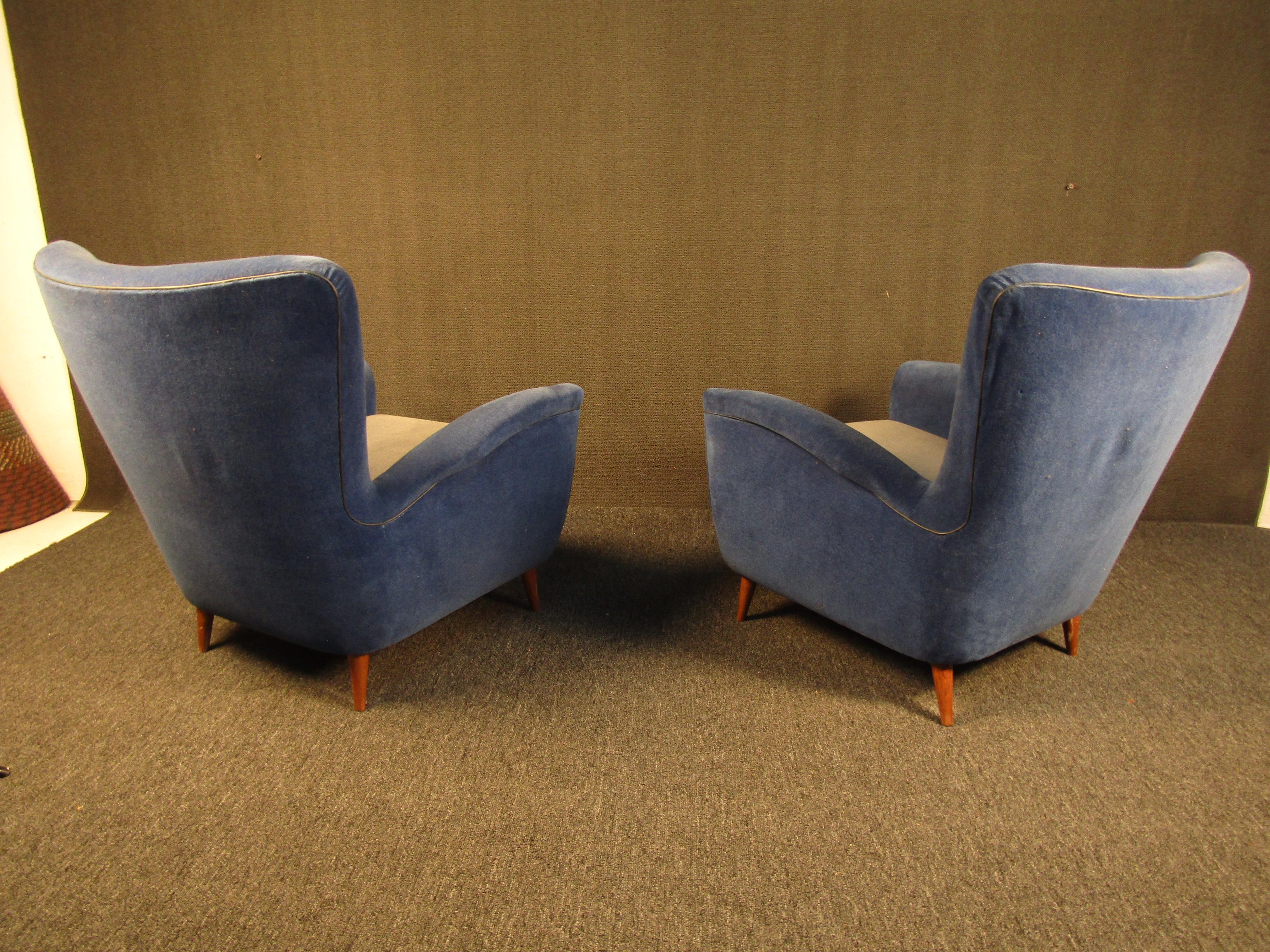 Pair of Gorgeous Italian Lounge Chairs In Good Condition For Sale In Brooklyn, NY