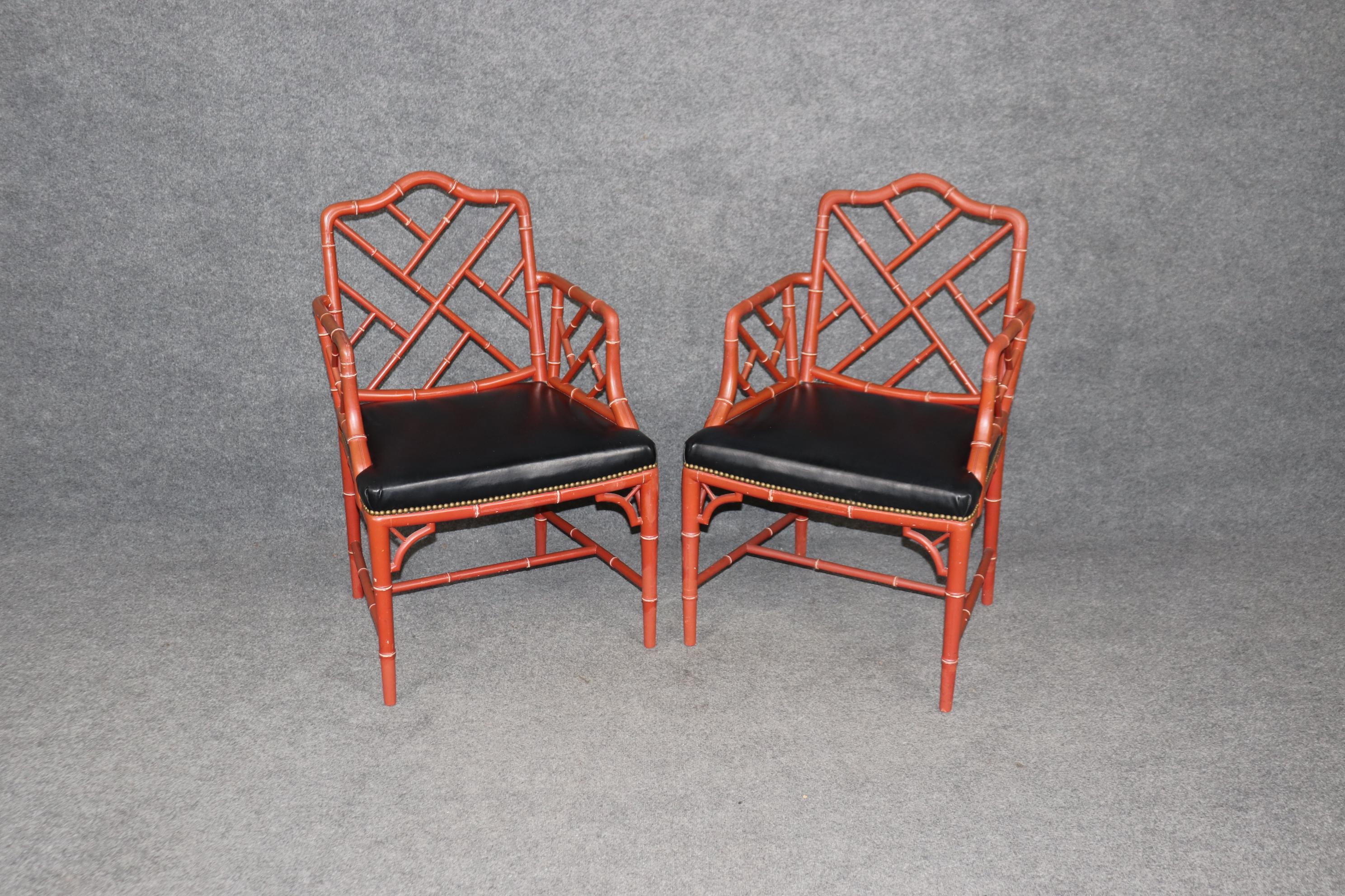 Ils sont magnifiques et très sophistiqués. Ces fauteuils ou salles à manger de style Chippendale sont en bon état et présentent une légère usure due à l'âge et à l'utilisation. Les chaises sont parfaites pour un coin de pièce ou la tête d'une table