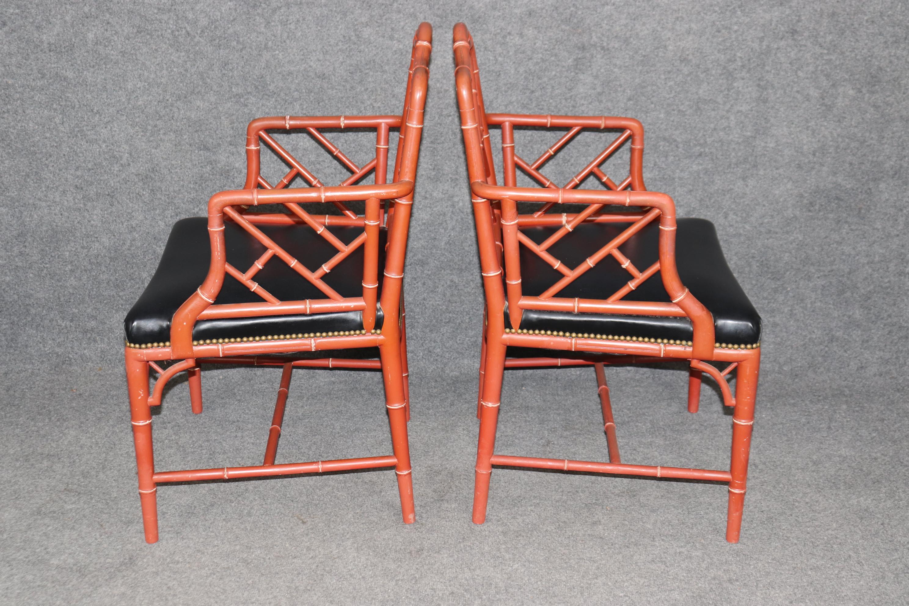 Paire de magnifiques fauteuils Chippendale chinois rouges en faux bambou Bon état - En vente à Swedesboro, NJ