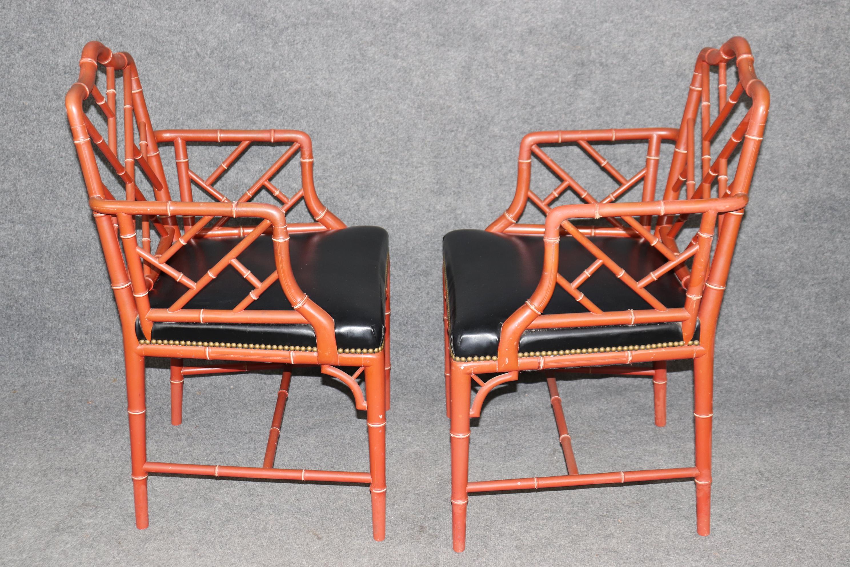 Imitation cuir Paire de magnifiques fauteuils Chippendale chinois rouges en faux bambou en vente