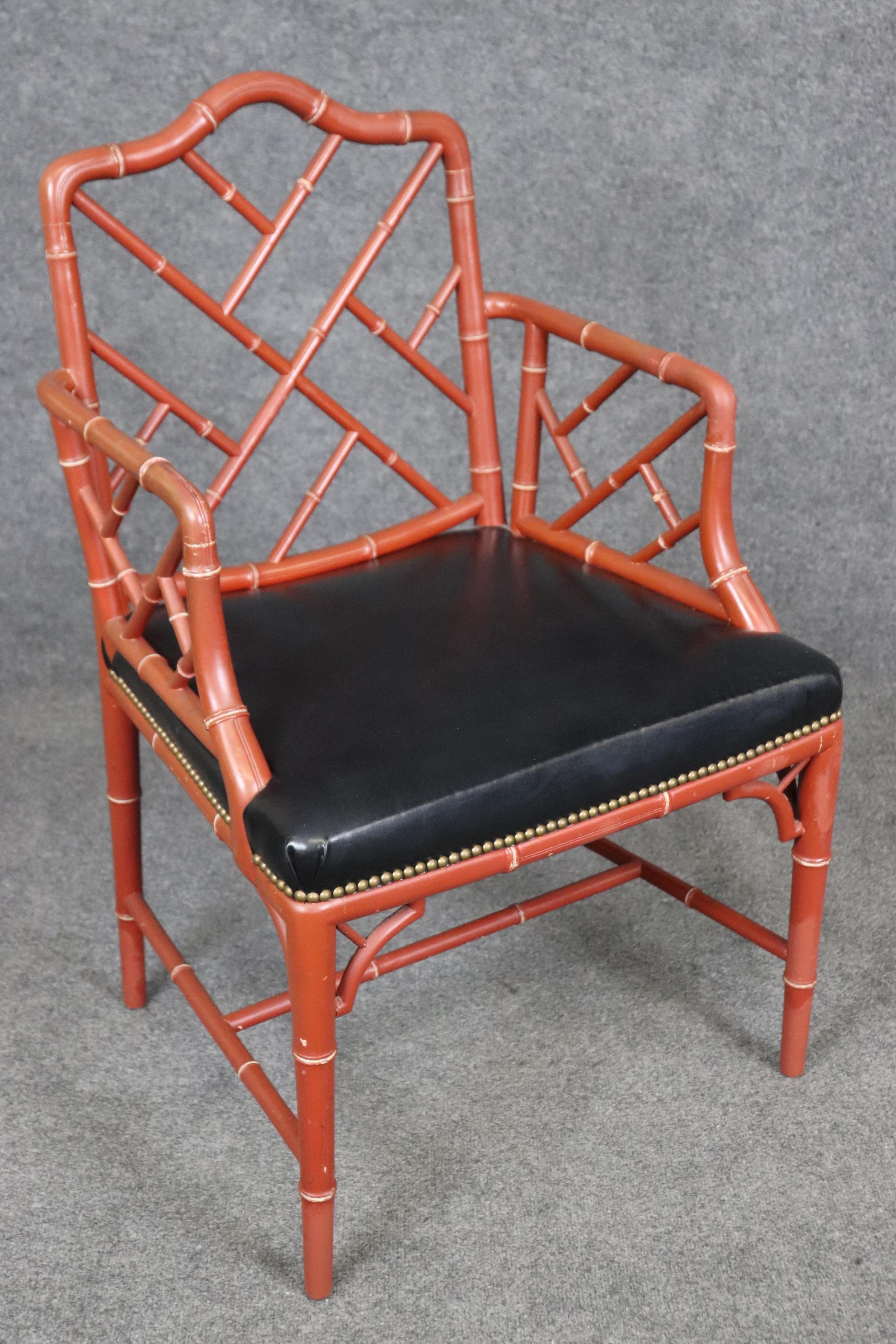 Paire de magnifiques fauteuils Chippendale chinois rouges en faux bambou en vente 1