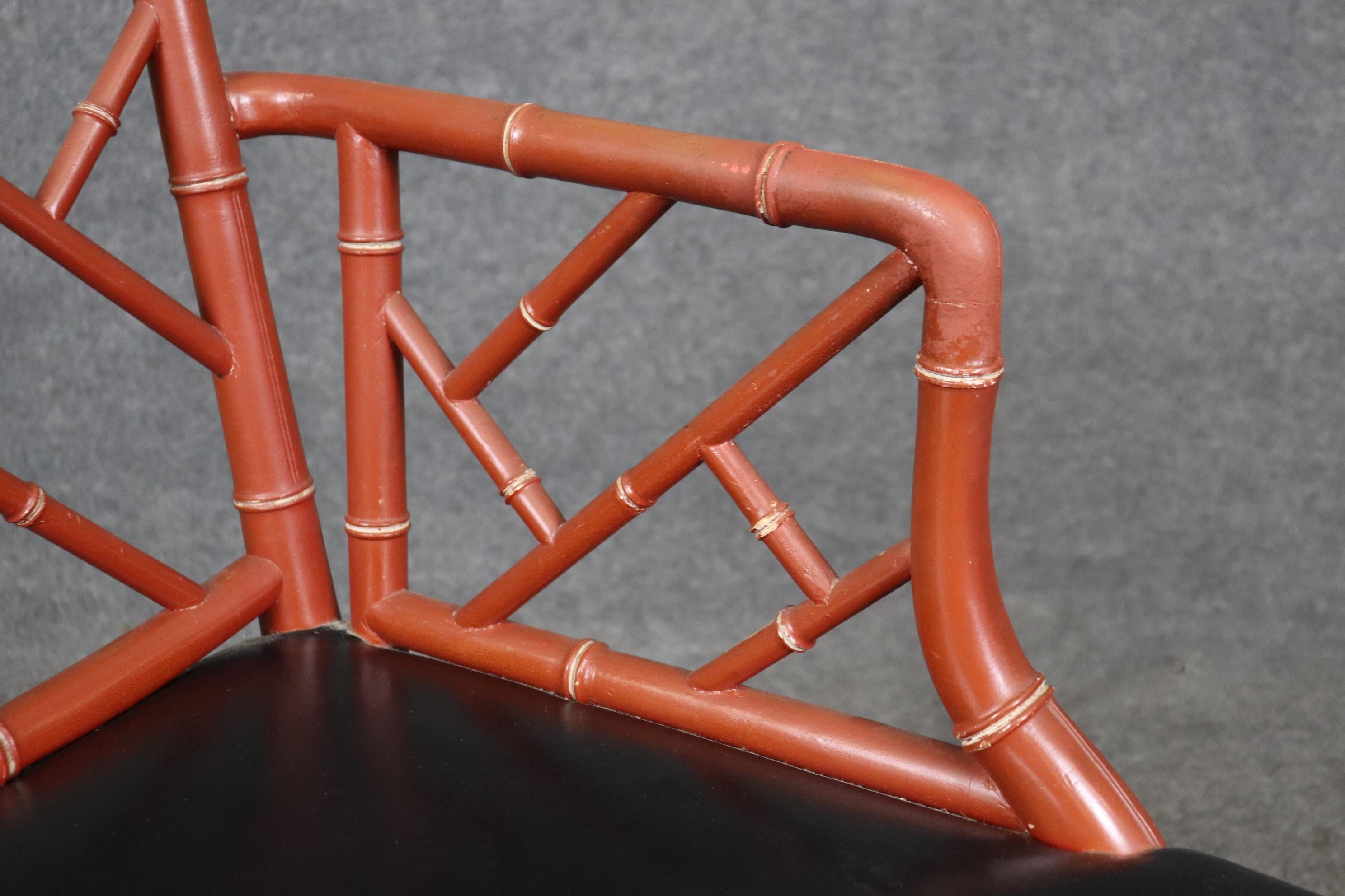 Paire de magnifiques fauteuils Chippendale chinois rouges en faux bambou en vente 3