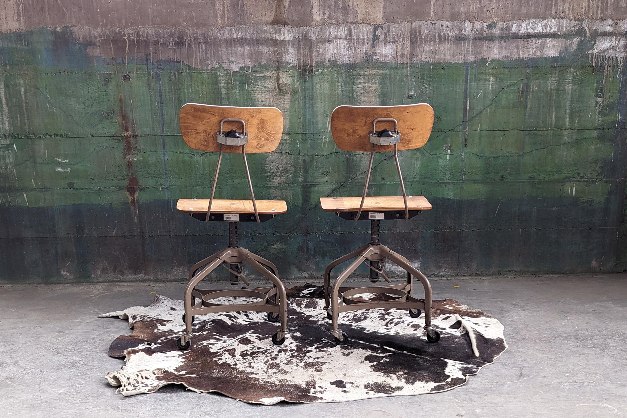 Paire de magnifiques chaises vintage réglables mi-siècle en bois cintré et métal, années 60 Bon état - En vente à Madison, WI