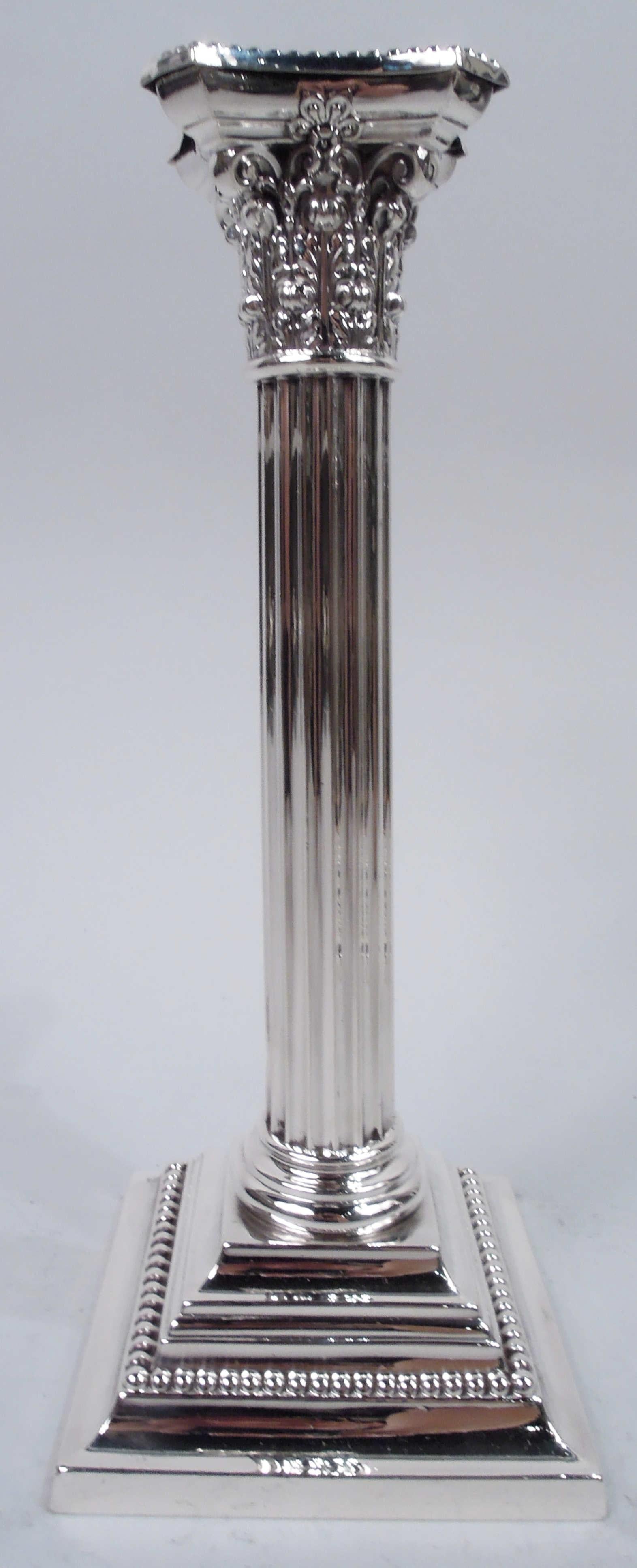 Paar Edwardian Classical Sterling Silber Kerzenständer. Hergestellt von Gorham in Providence im Jahr 1917. Jede: Kannelierte Säule und zusammengesetztes korinthisches Kapitell. Abnehmbare Bobeche mit abgeschrägtem Rand. Abgestufter und quadratischer