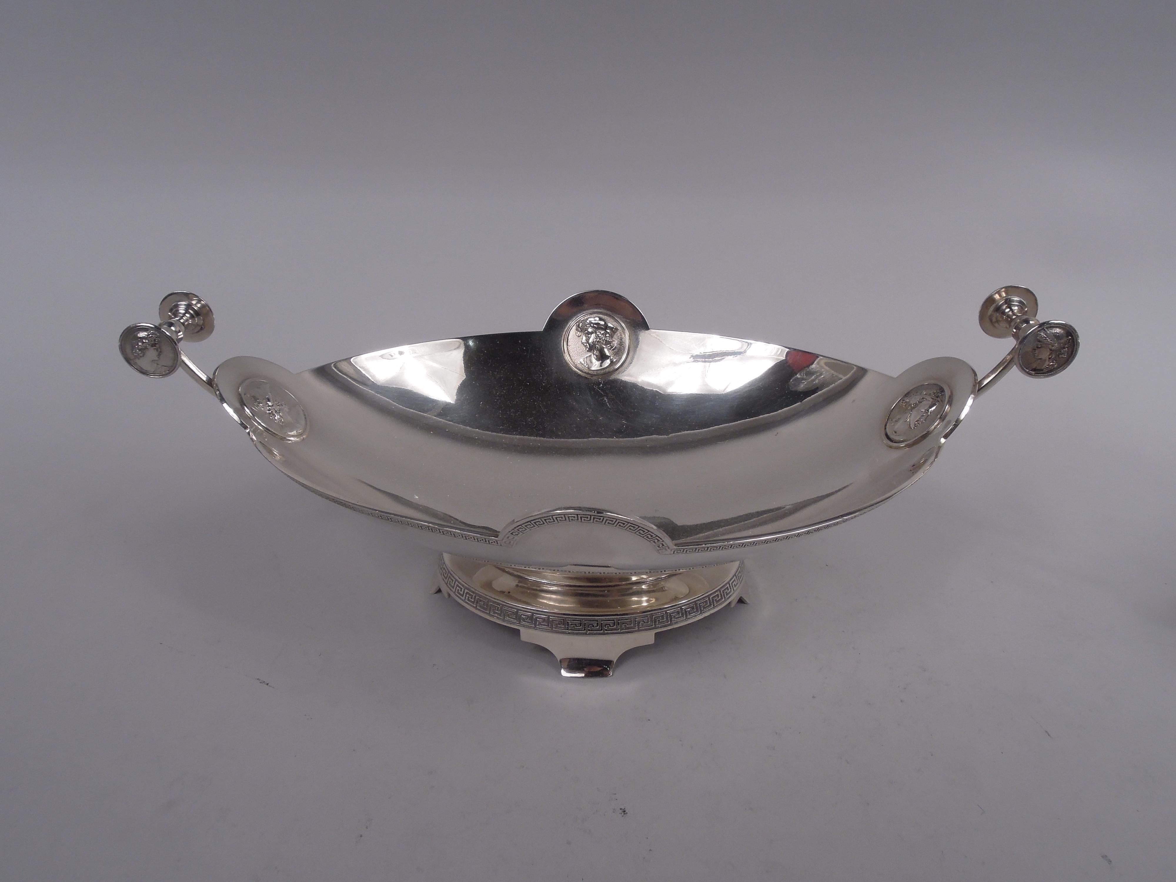 Ein Paar Medaillon-Münzen aus Silber als Tafelaufsatz. Hergestellt von Gorham in Providence, um 1860. Jede: Ovale Schale mit gedrehten Endgriffen auf facettierten Stützen; erhöhter Fuß auf 4 geschwungenen Konsolen. Gepunktete Rondelle mit gegossenen