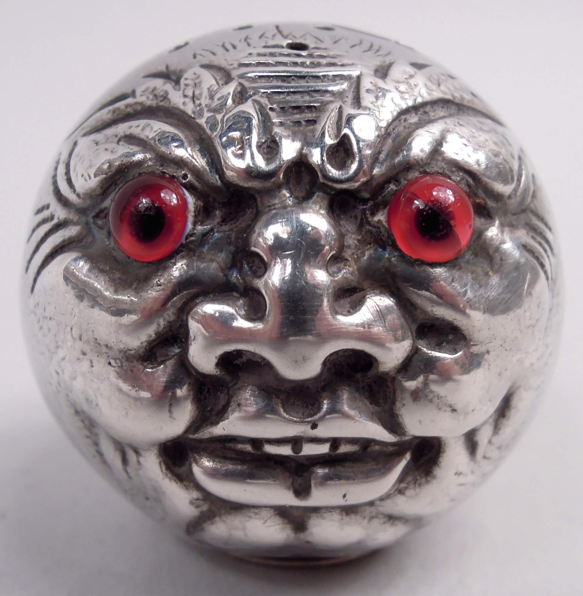 Coppia di saliere e pepiere in argento sterling di epoca vittoriana. Prodotto da Gorham a Providence nel 1881. Forma di palla a forma di testa maschile. Il cosiddetto Uomo nella Luna è stato rappresentato come un corpulento terrestre di mezza età.