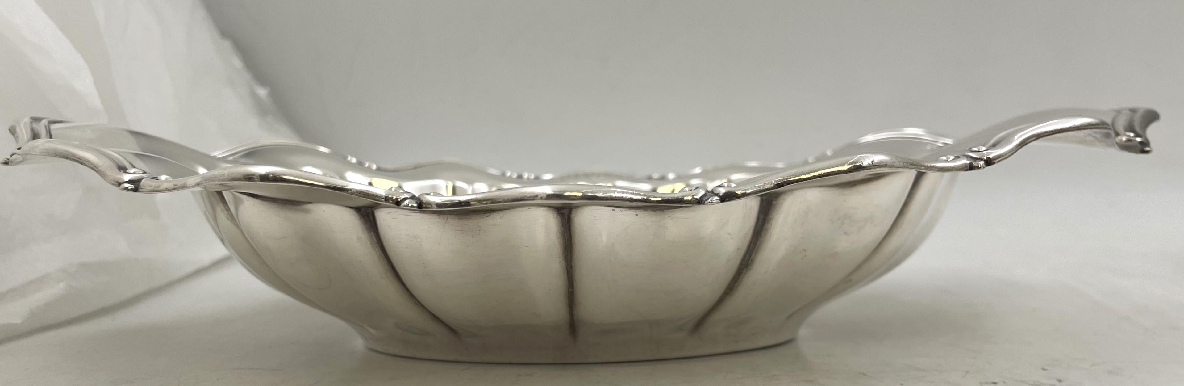 Ein Paar Gorham Schalen aus Sterlingsilber von 1909, deren Rand mit geschwungenen geometrischen Motiven verziert ist. Sie messen 12 1/4'' in der Länge, 7 7/8'' in der Breite und 2 3/4'' in der Höhe, wiegen 26,8 Feinunzen und tragen die abgebildeten