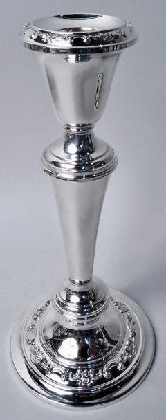 Ein Paar 9-Zoll-Kerzenhalter aus Sterlingsilber von Gorham Strasbourg