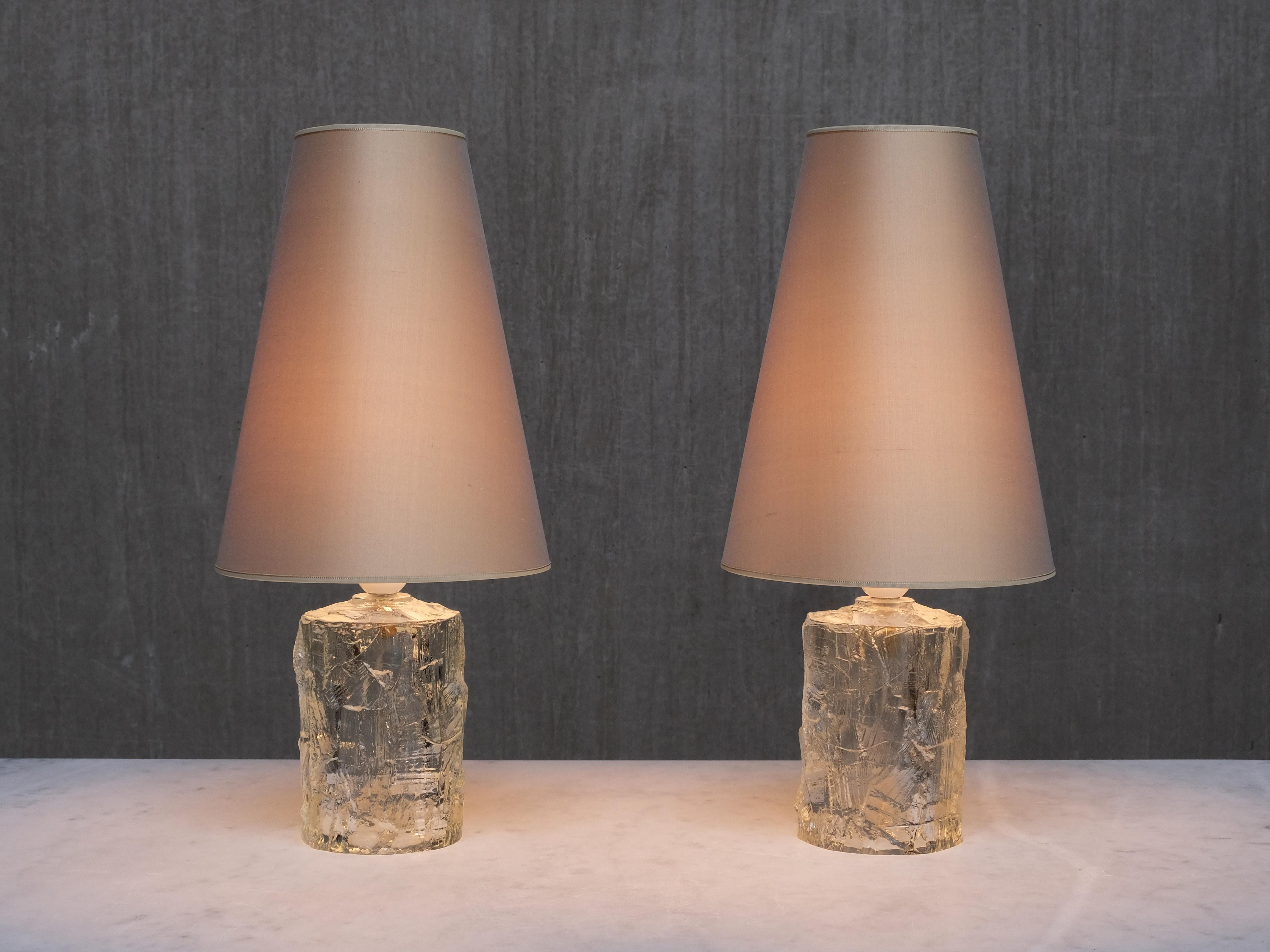 Pareja de lámparas de mesa de cristal Göte Augustsson, Ruda Glasbruk, Suecia, años 60 Seda en venta