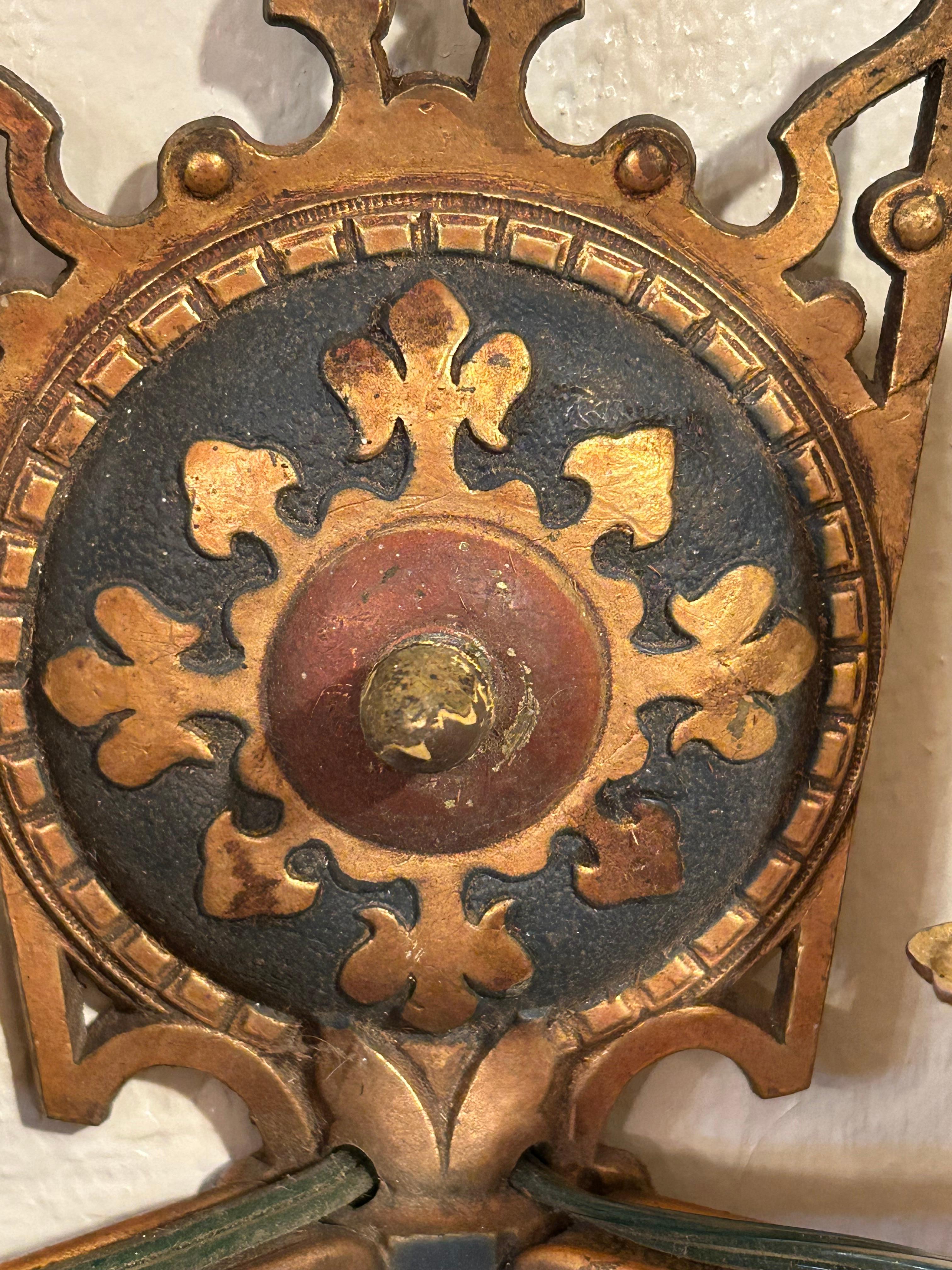 Apliques de pared de dos brazos de estilo gótico vintage con placas traseras negras y doradas desgastadas de 4 anch. x 5,5 alt.
Recién recableado.