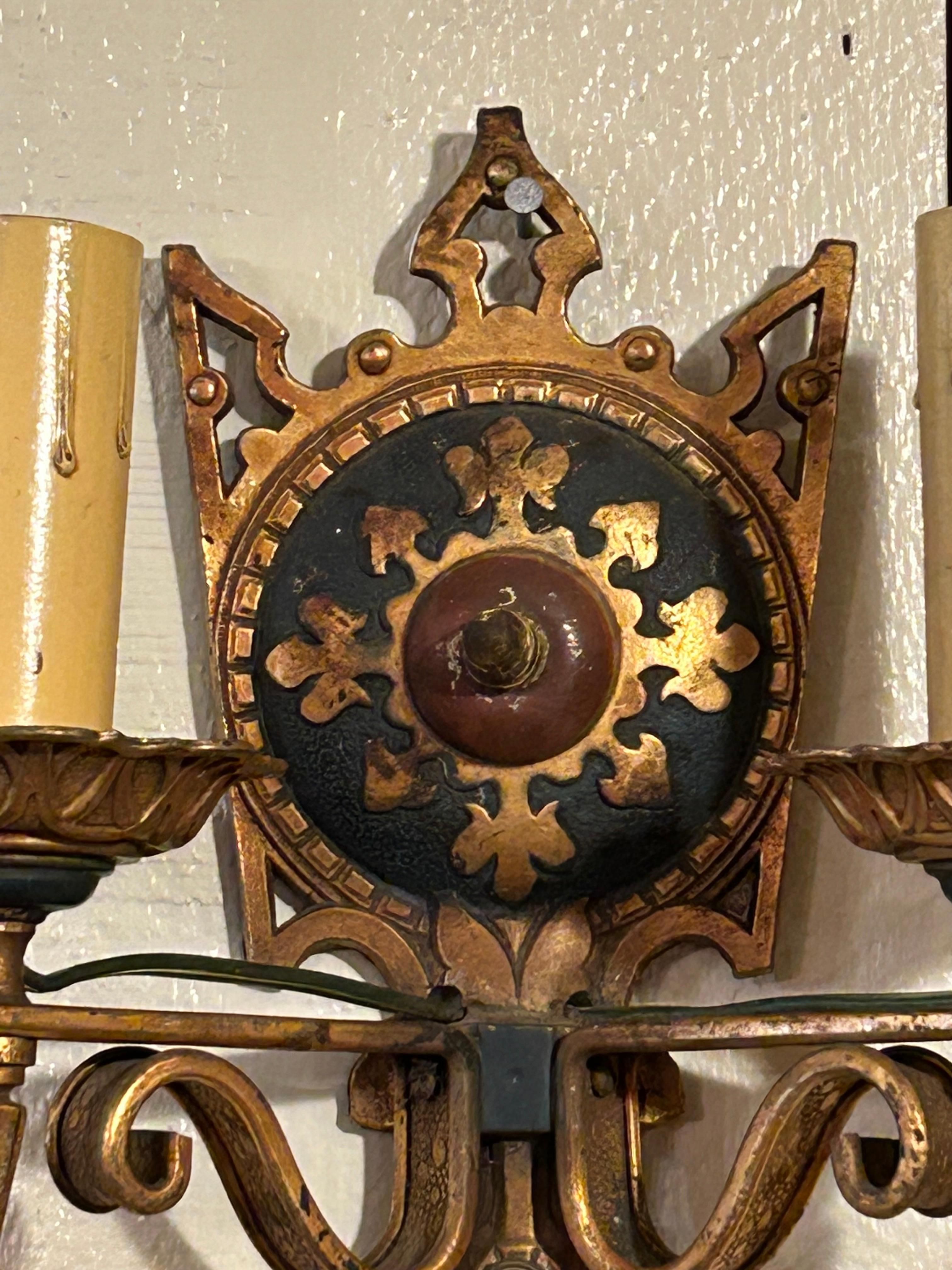 Pareja de apliques góticos de latón Gótico en venta