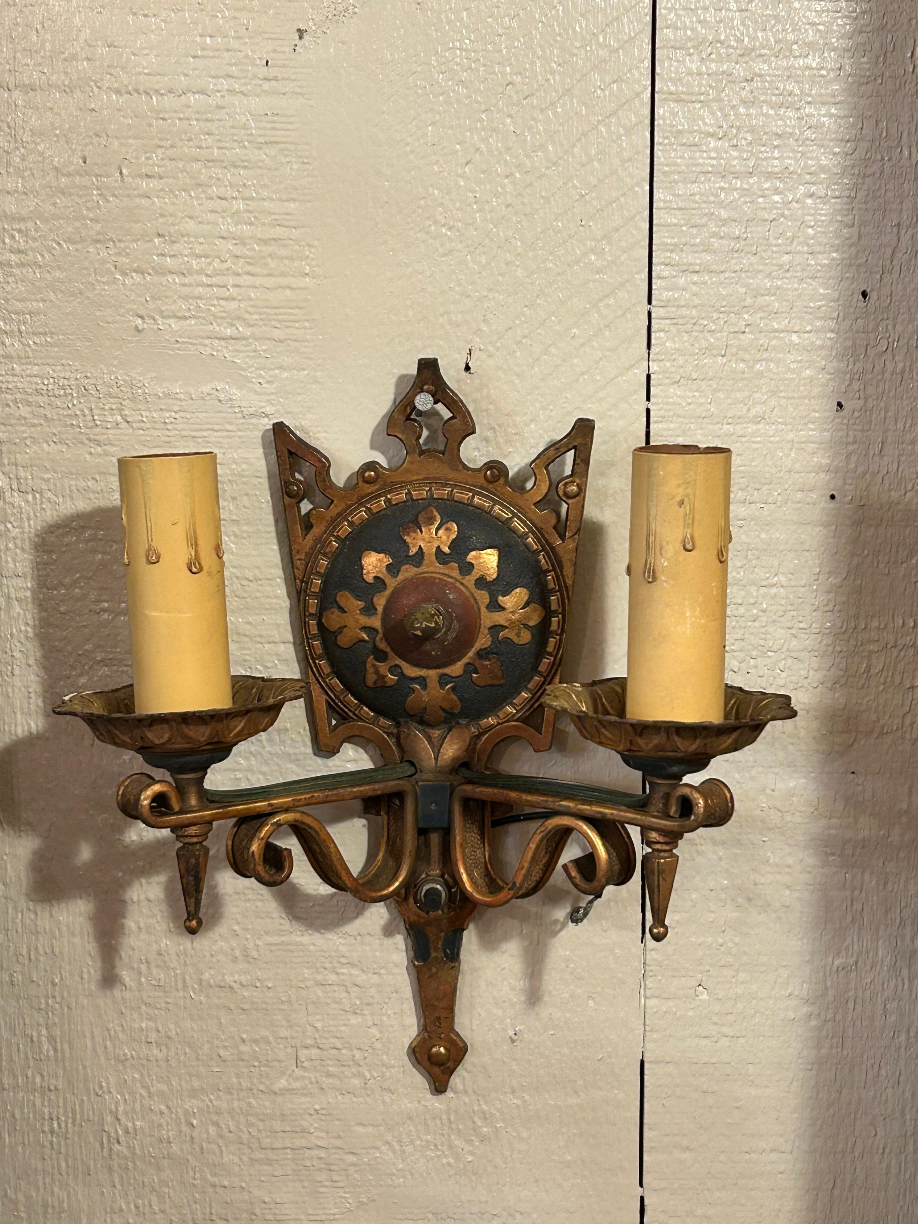 Pareja de apliques góticos de latón en Bueno estado para la venta en Hopewell, NJ