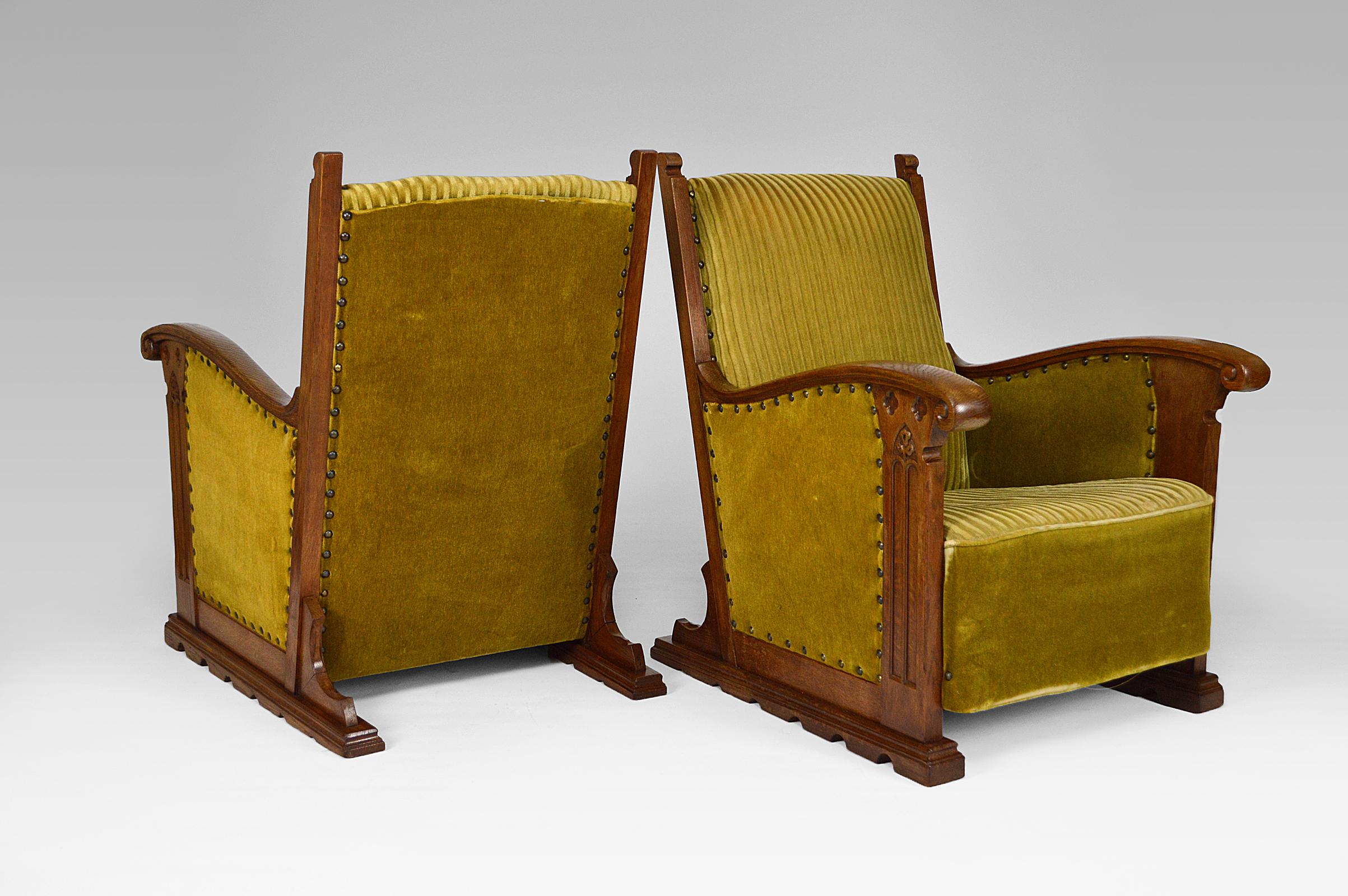 Pair of gothic club armchairs with structure in carved oak wood, and bronze green velvet fabric.

Neo / Revival Gothic style, France, circa 1900.

In good general condition, fabric in used condition.
The wood has been treated against borers and