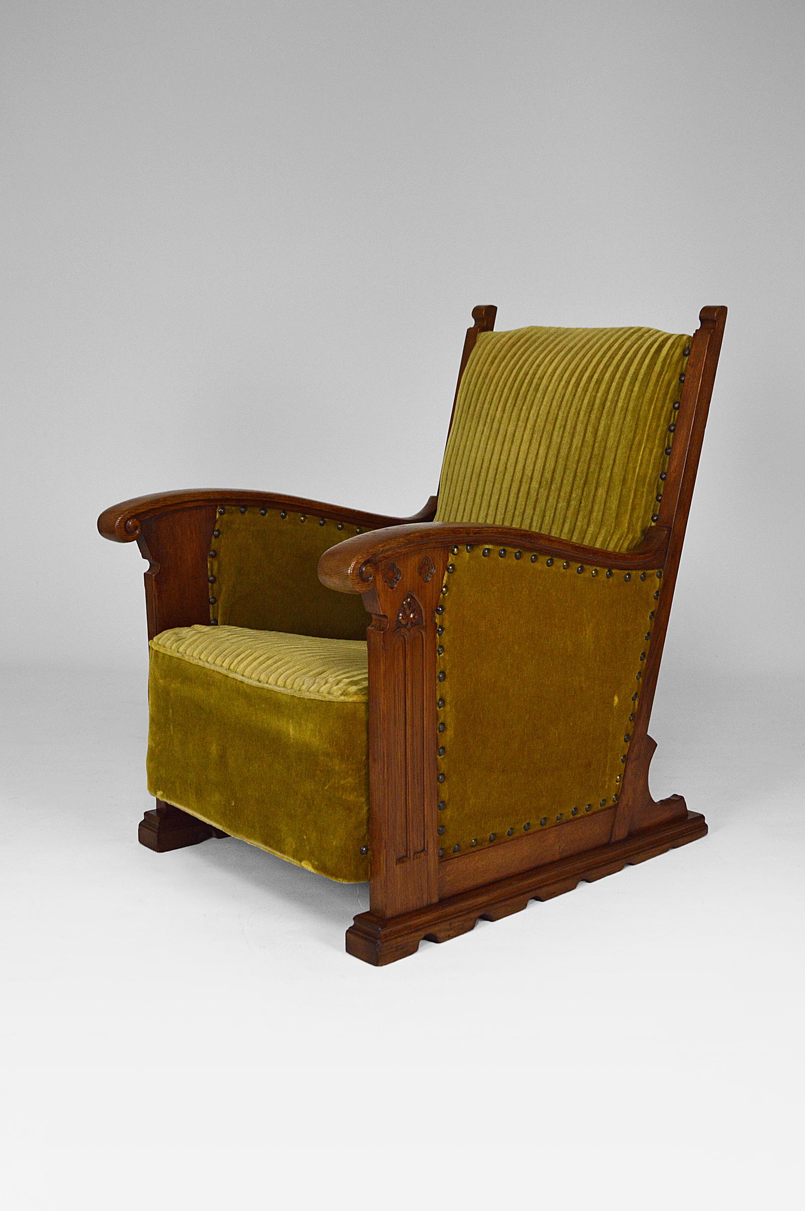 Pair of Gothic Club Armchairs in Oak and Green Velvet, circa 1900 In Good Condition In VÉZELAY, FR