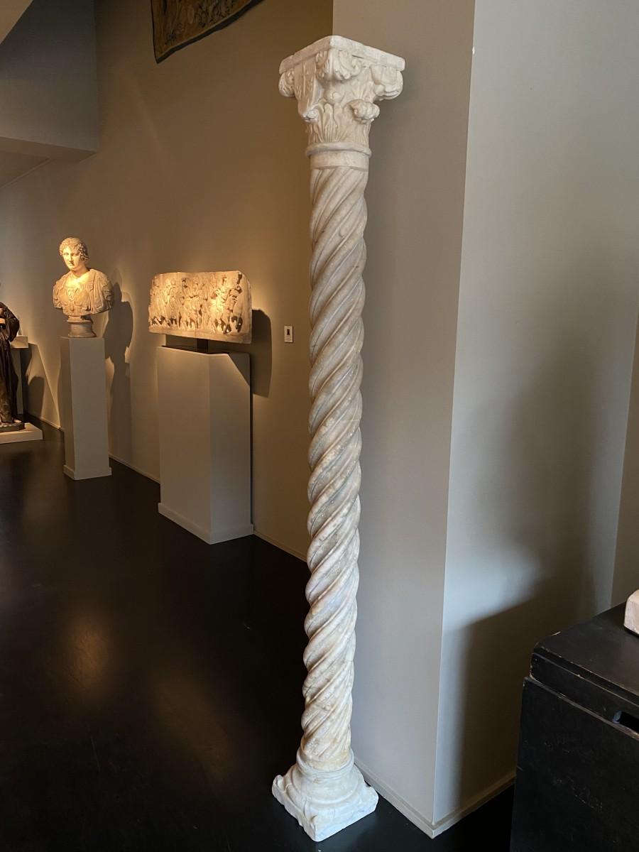 Carved Pair of Gothic Columns - Italy, 14th-15th century For Sale