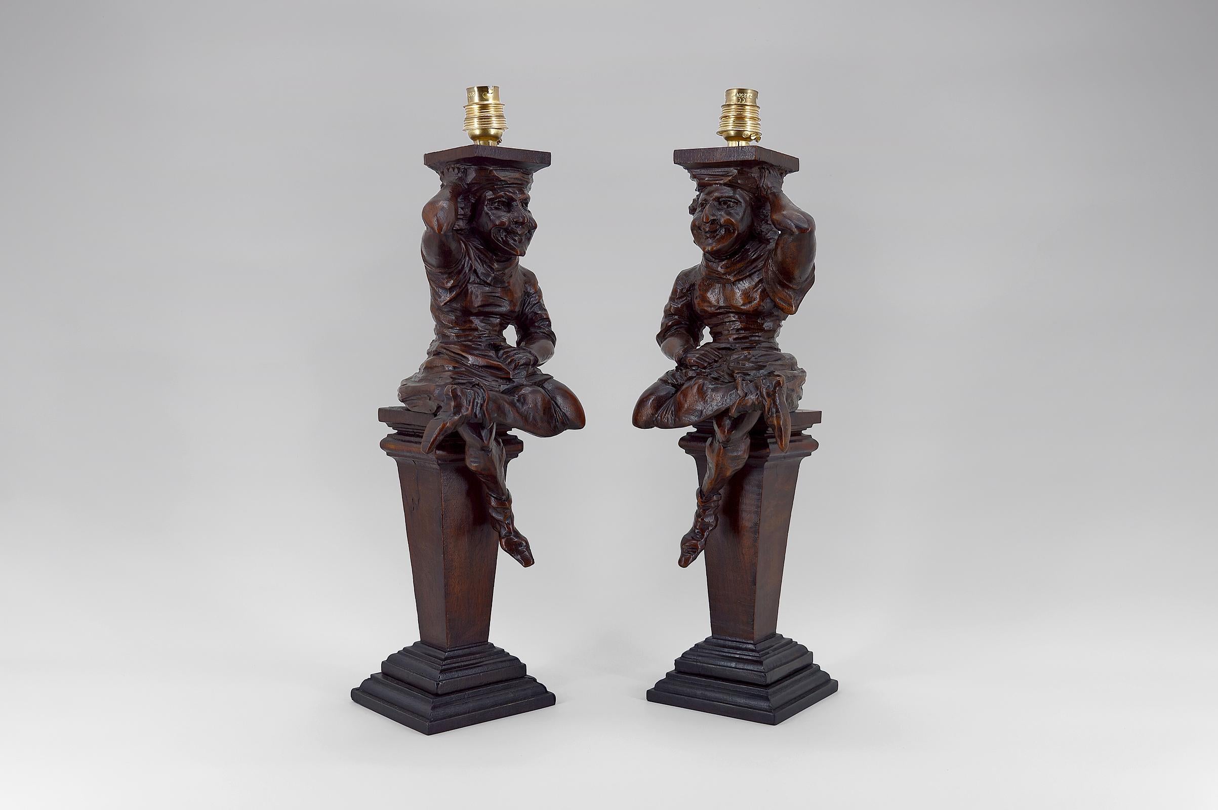 Paire de lampes sculptées en noyer représentant des bouffons / clowns hilares, assis sur une colonne. 

Style néo-gothique/révolution gothique, France, 19e siècle

Excellent état, bois nettoyé, traité contre les xylophages, nouvelle finition cirée.