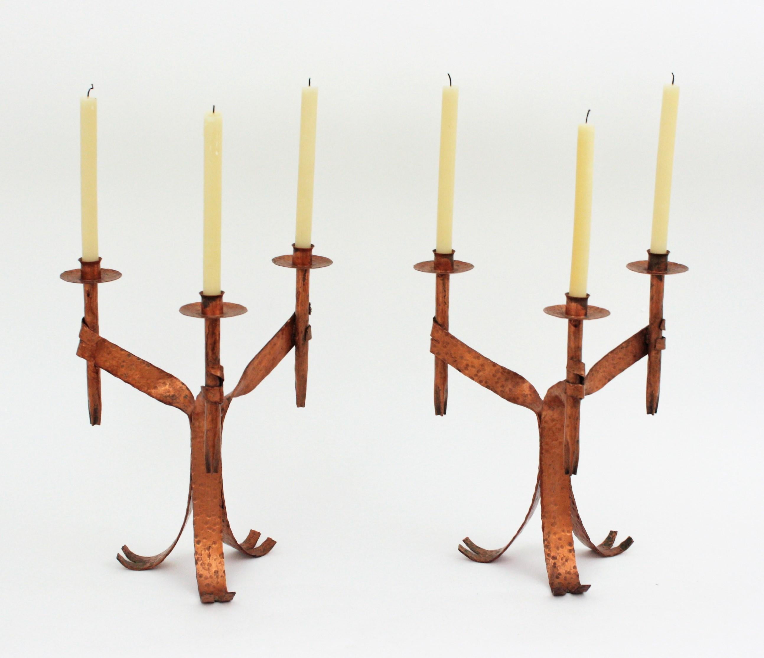 Paar Kerzenhalter aus Kupferschmiedeeisen, Gotik-Revival im Angebot 3