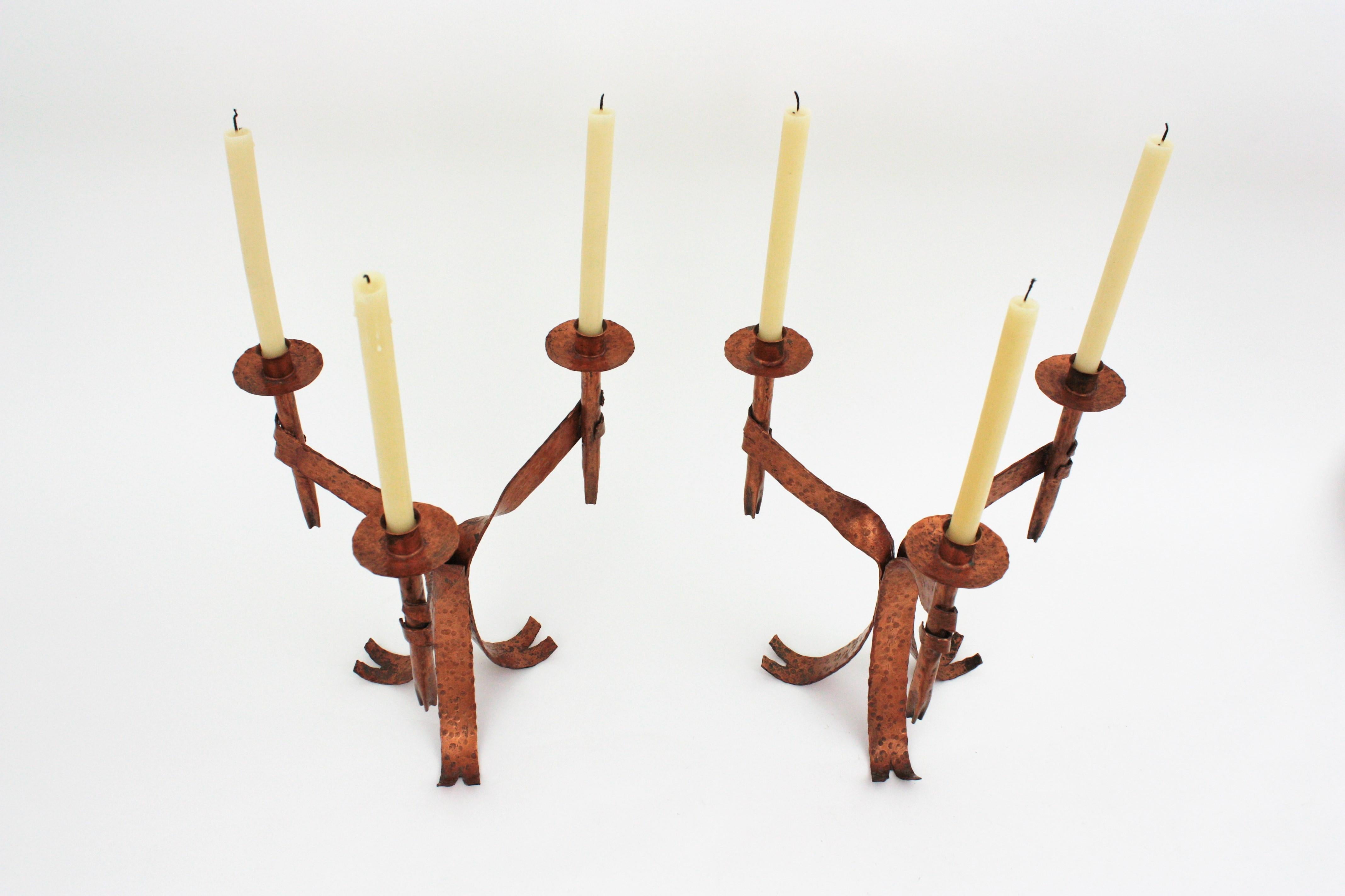Paar Kerzenhalter aus Kupferschmiedeeisen, Gotik-Revival im Angebot 5