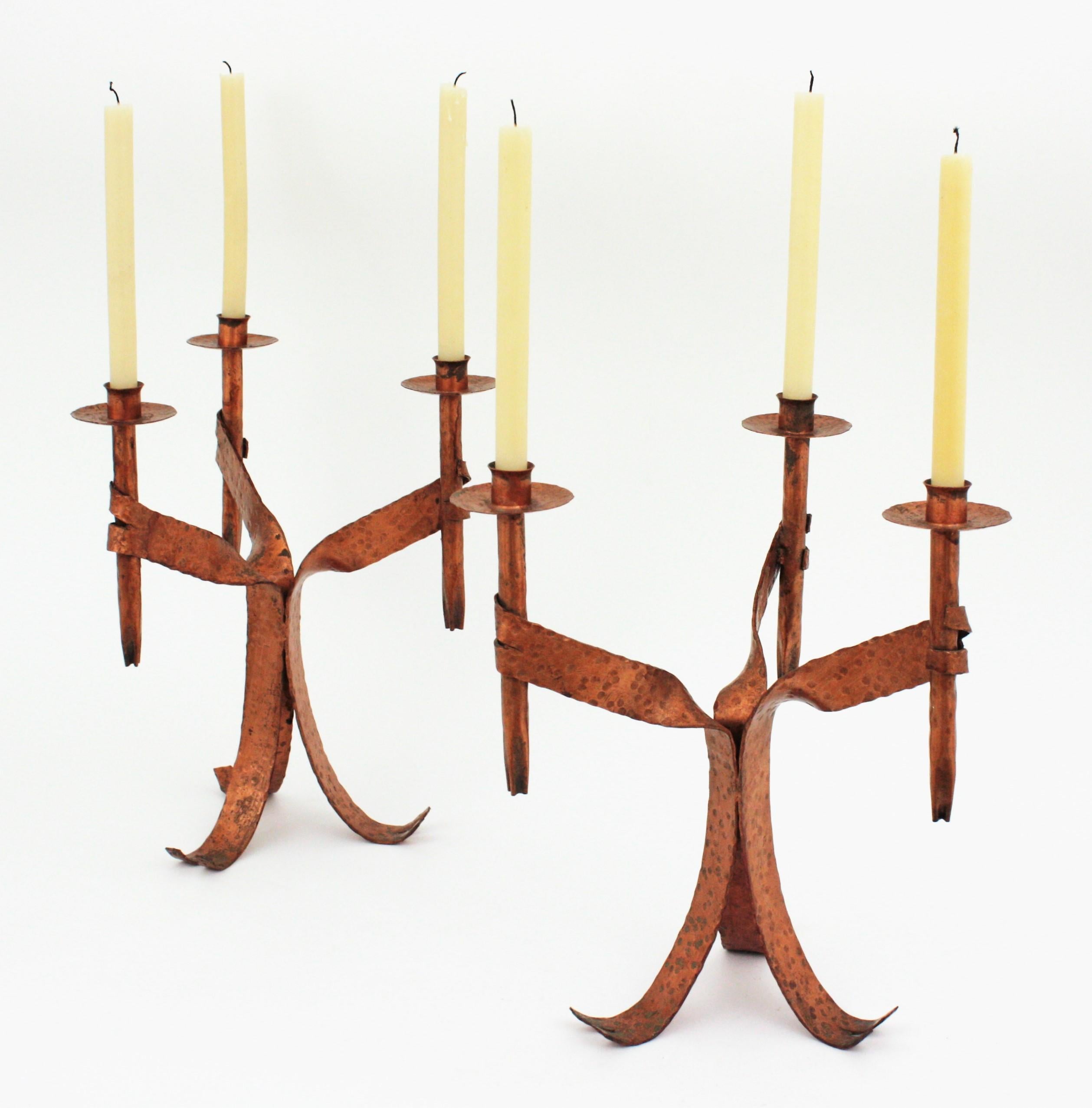 Paar Kerzenhalter aus Kupferschmiedeeisen, Gotik-Revival im Angebot 6