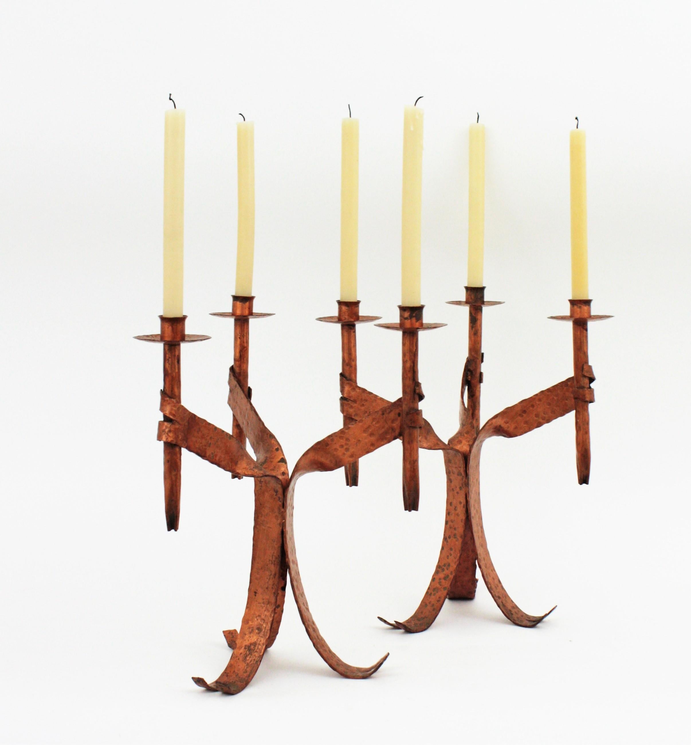 Paar Kerzenhalter aus Kupferschmiedeeisen, Gotik-Revival im Angebot 11