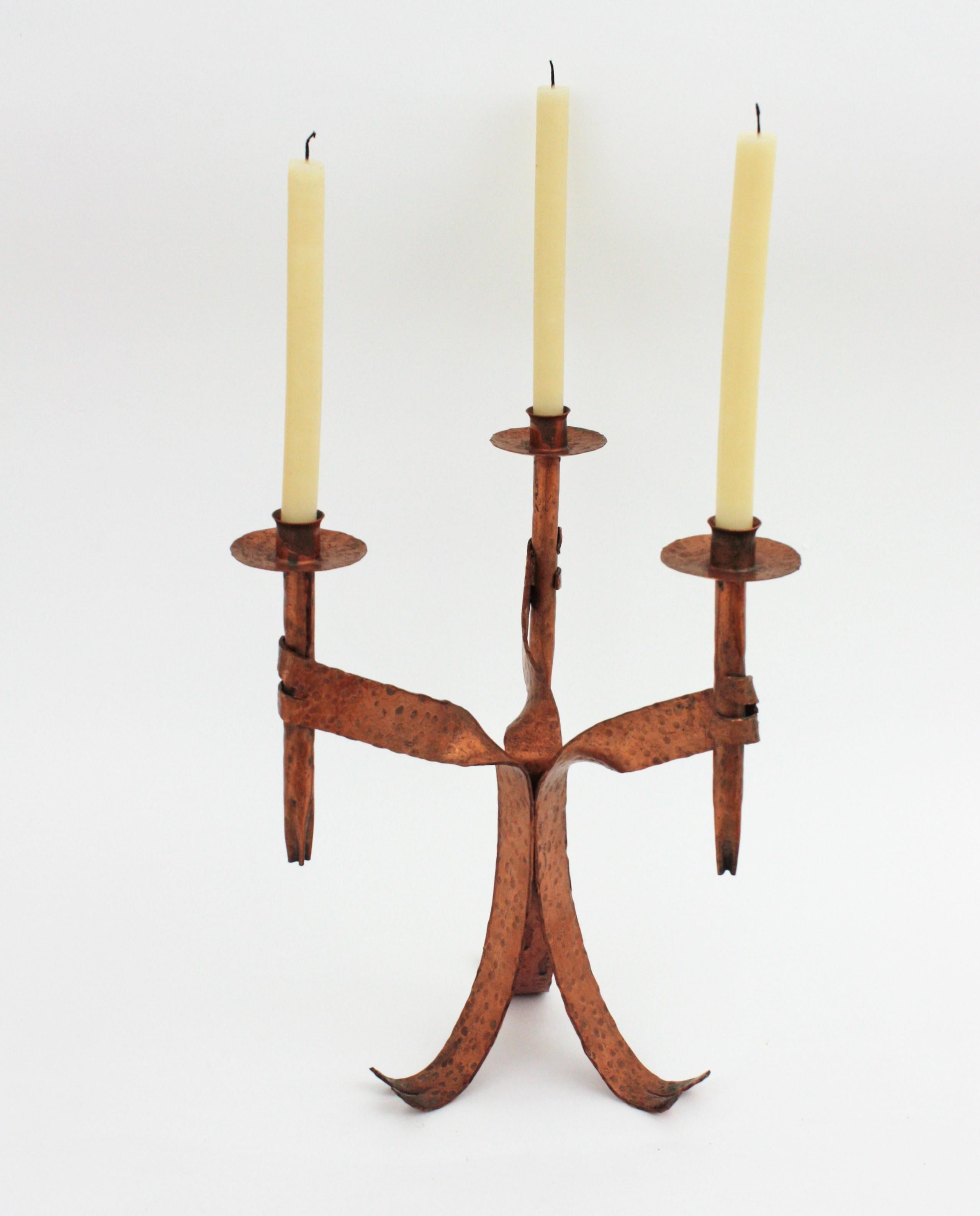 Paar Kerzenhalter aus Kupferschmiedeeisen, Gotik-Revival (Gehämmert) im Angebot