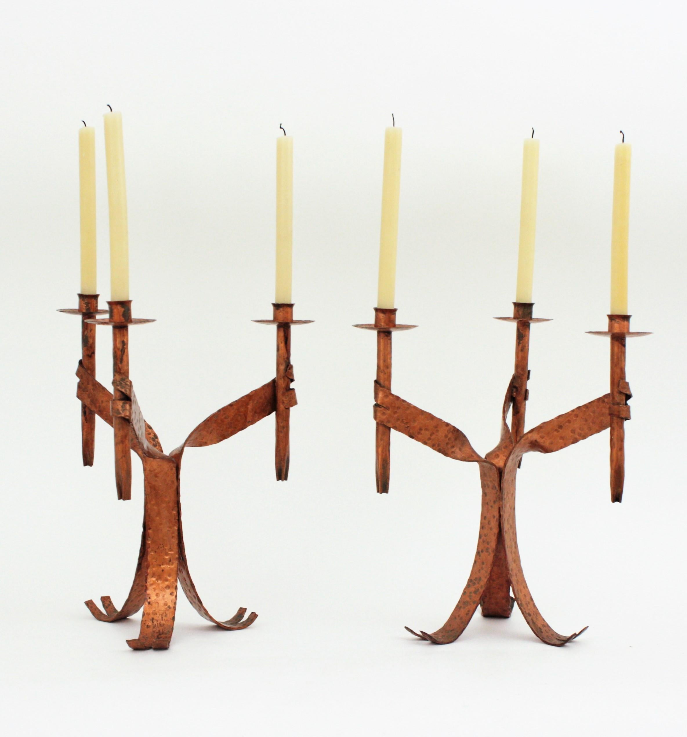 Paar Kerzenhalter aus Kupferschmiedeeisen, Gotik-Revival im Angebot 1