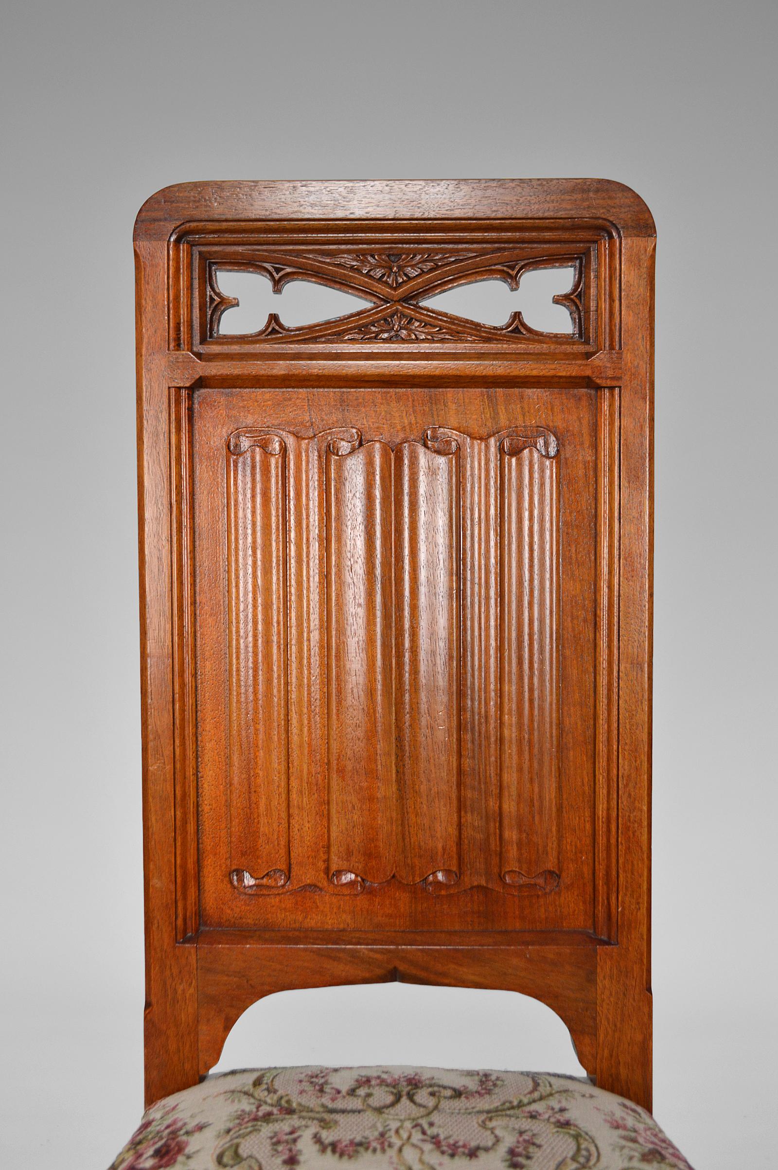 Coppia di sedie gotiche revival in noce intagliato, Francia, circa 1890 in vendita 7