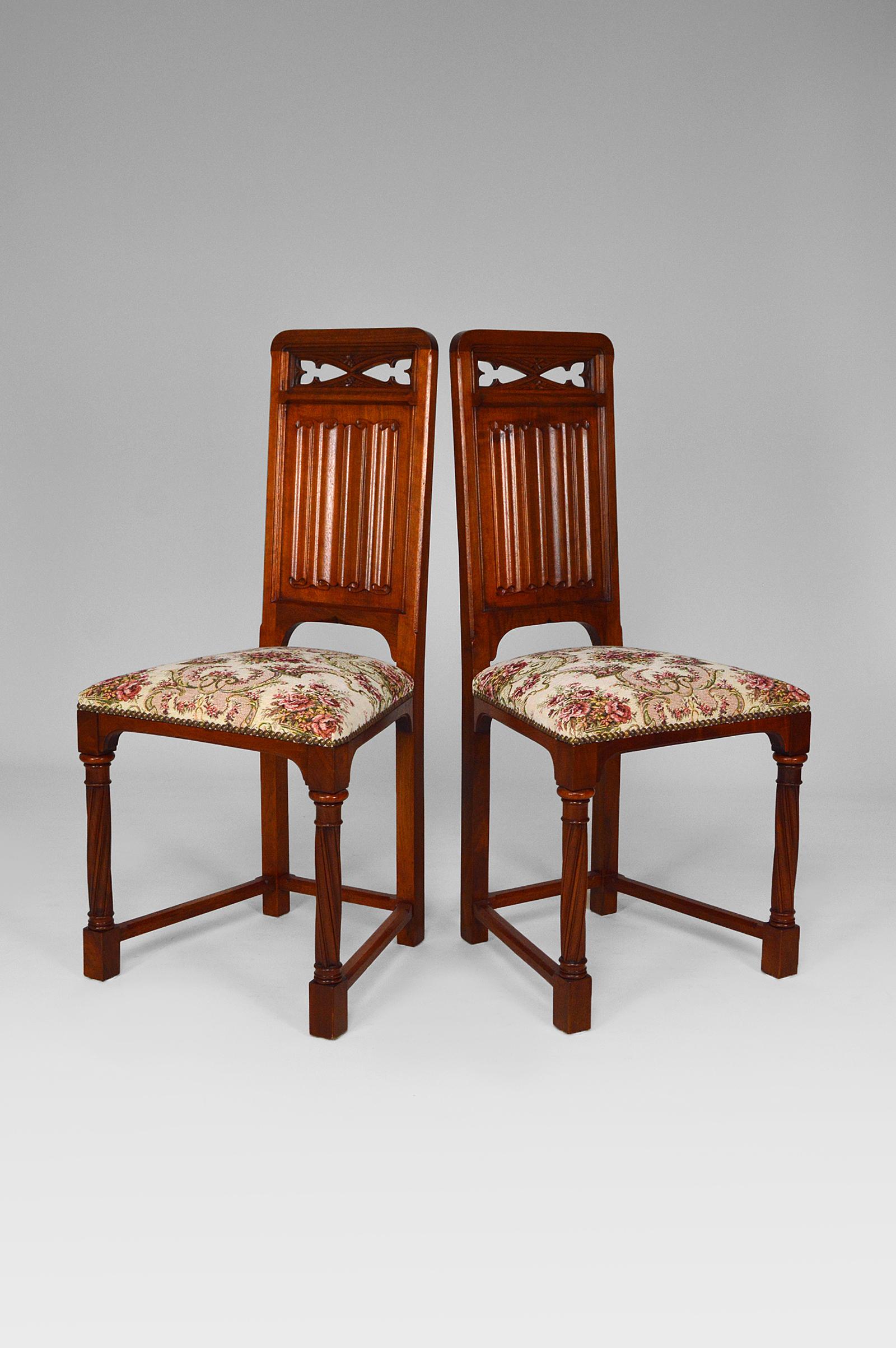Paar Stühle im gotischen Stil aus geschnitztem Nussbaumholz, Frankreich, um 1890 (Französisch) im Angebot