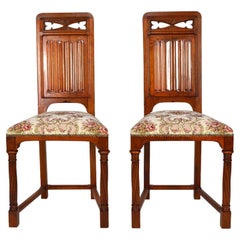 Paar Stühle im gotischen Stil aus geschnitztem Nussbaumholz, Frankreich, um 1890