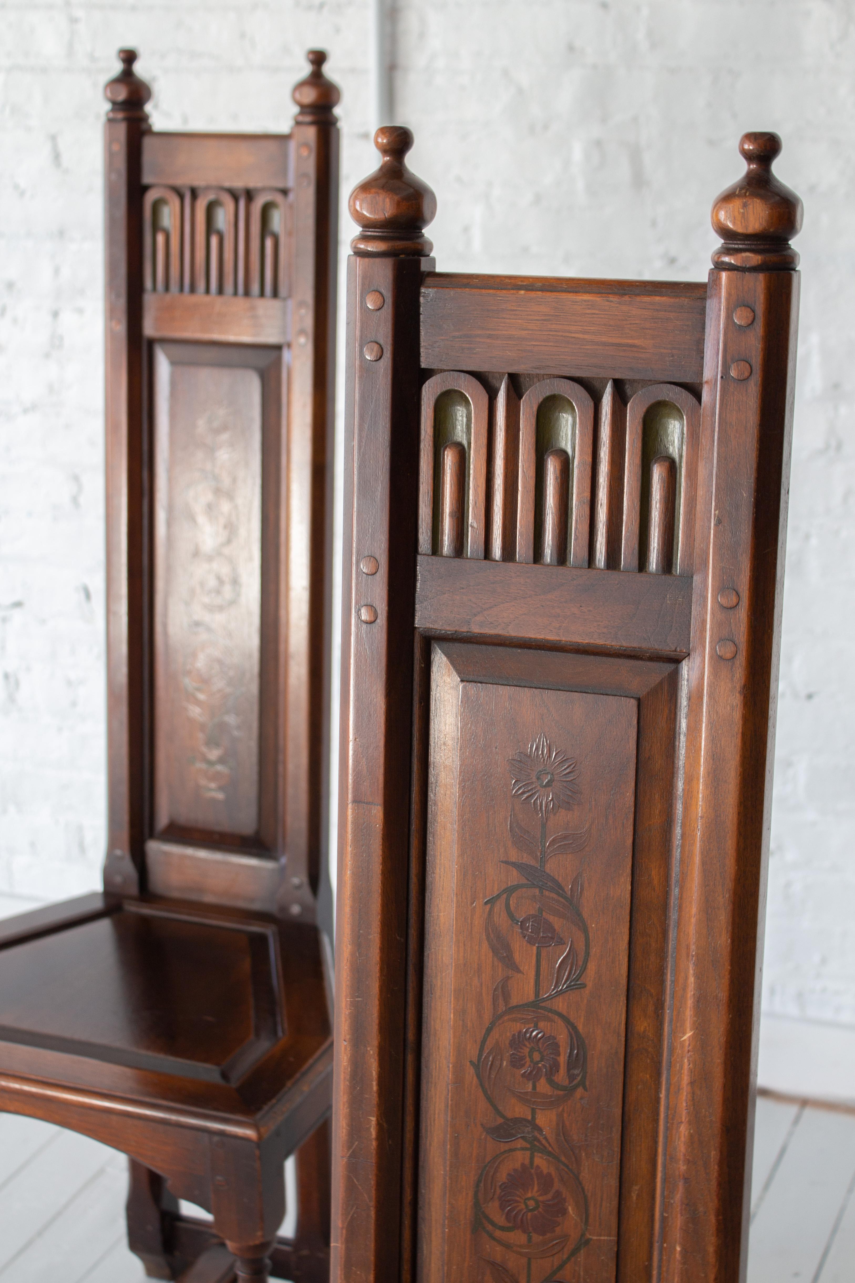 Paire de chaises en bois décorées de style néo-gothique par Kittinger en vente 3