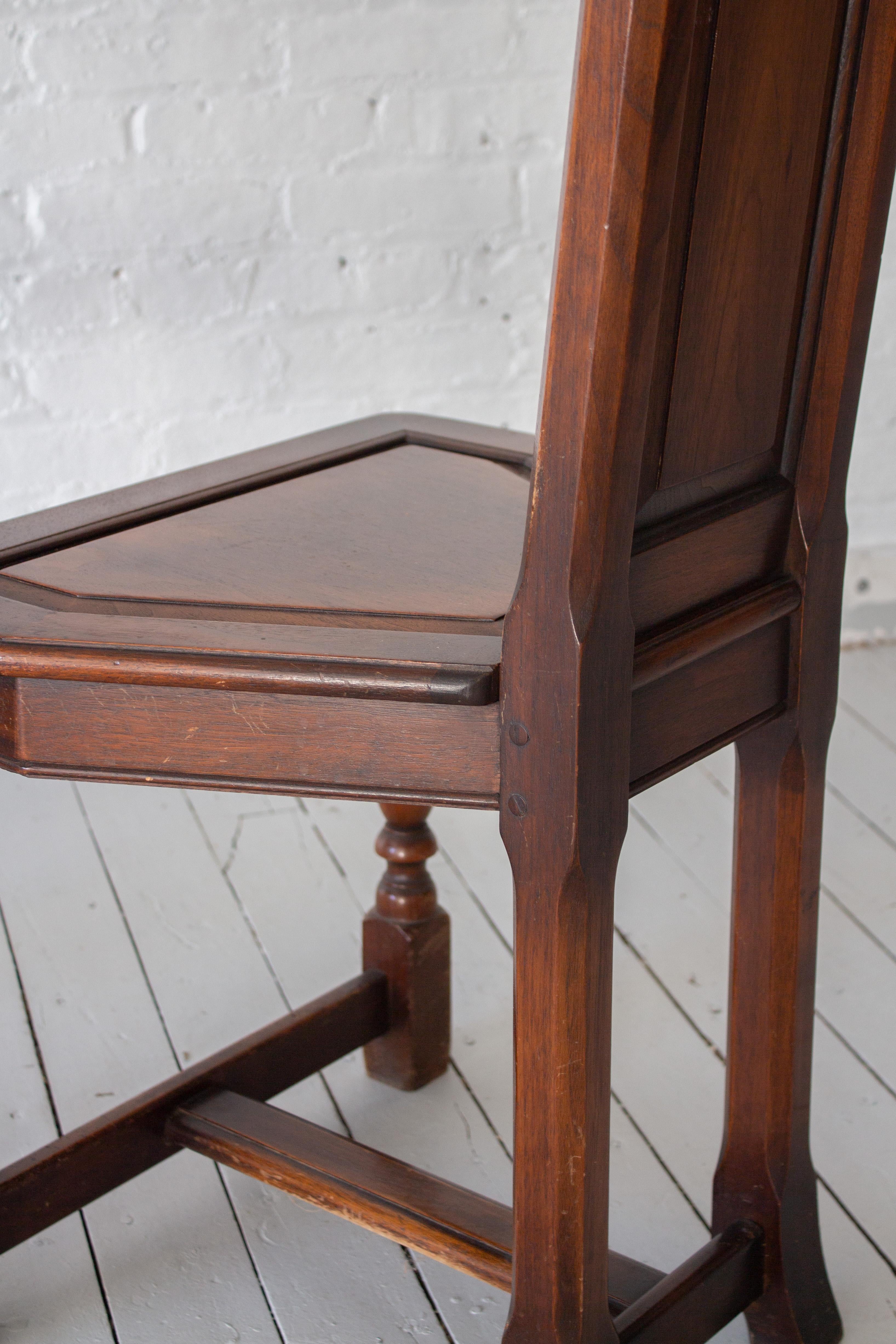 Paire de chaises en bois décorées de style néo-gothique par Kittinger en vente 5