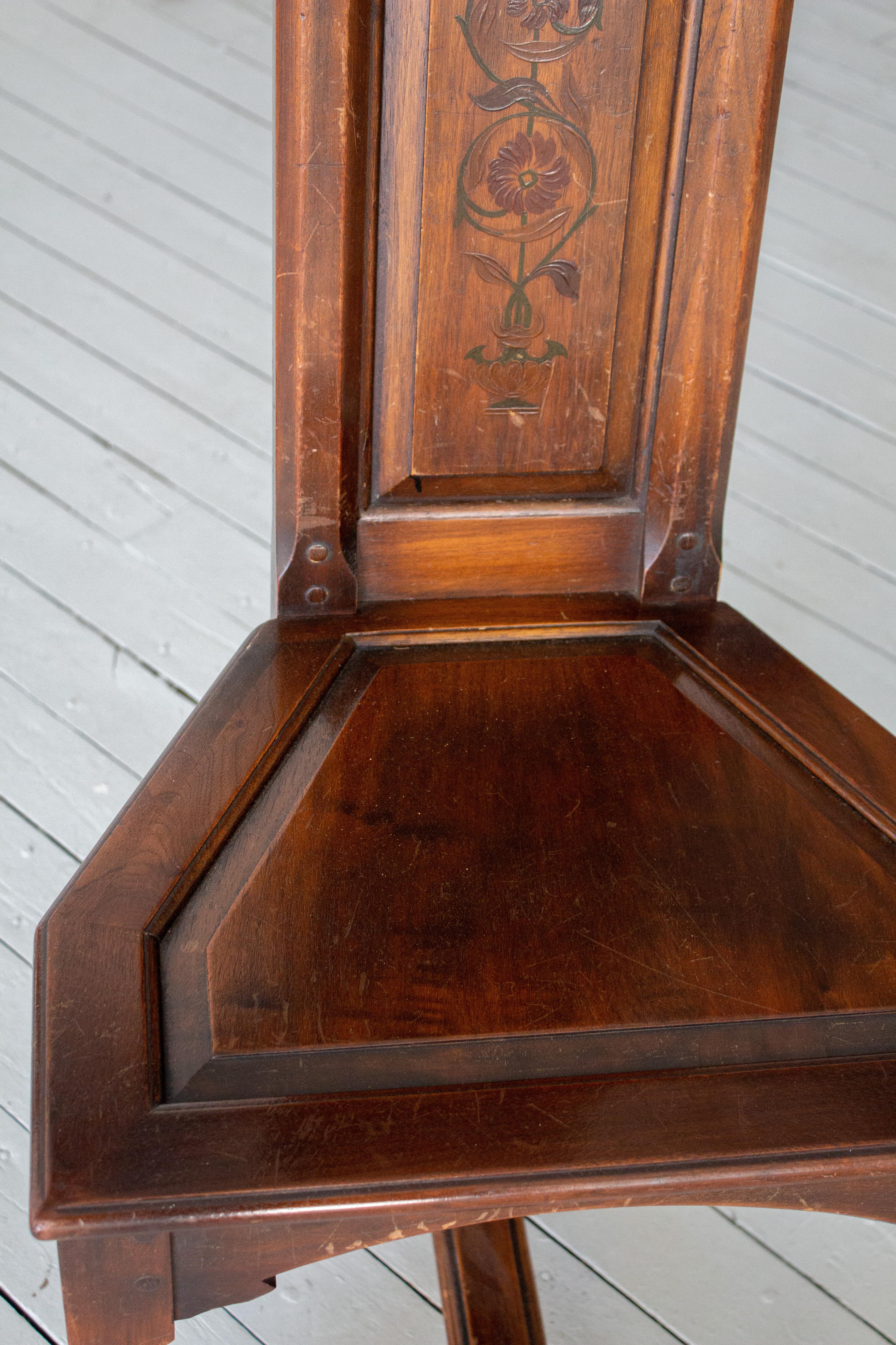 Paire de chaises en bois décorées de style néo-gothique par Kittinger en vente 6