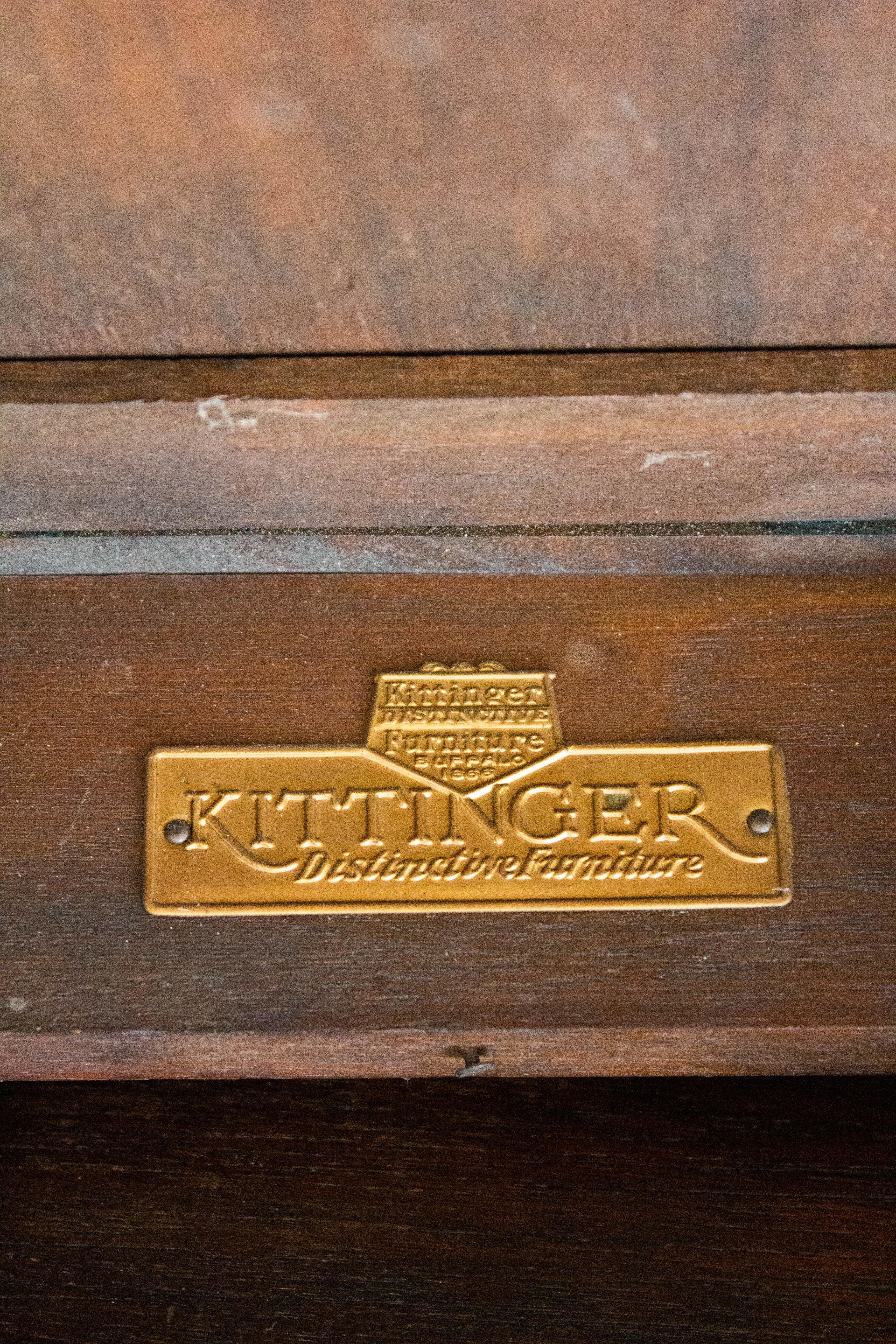 Paire de chaises en bois décorées de style néo-gothique par Kittinger en vente 7