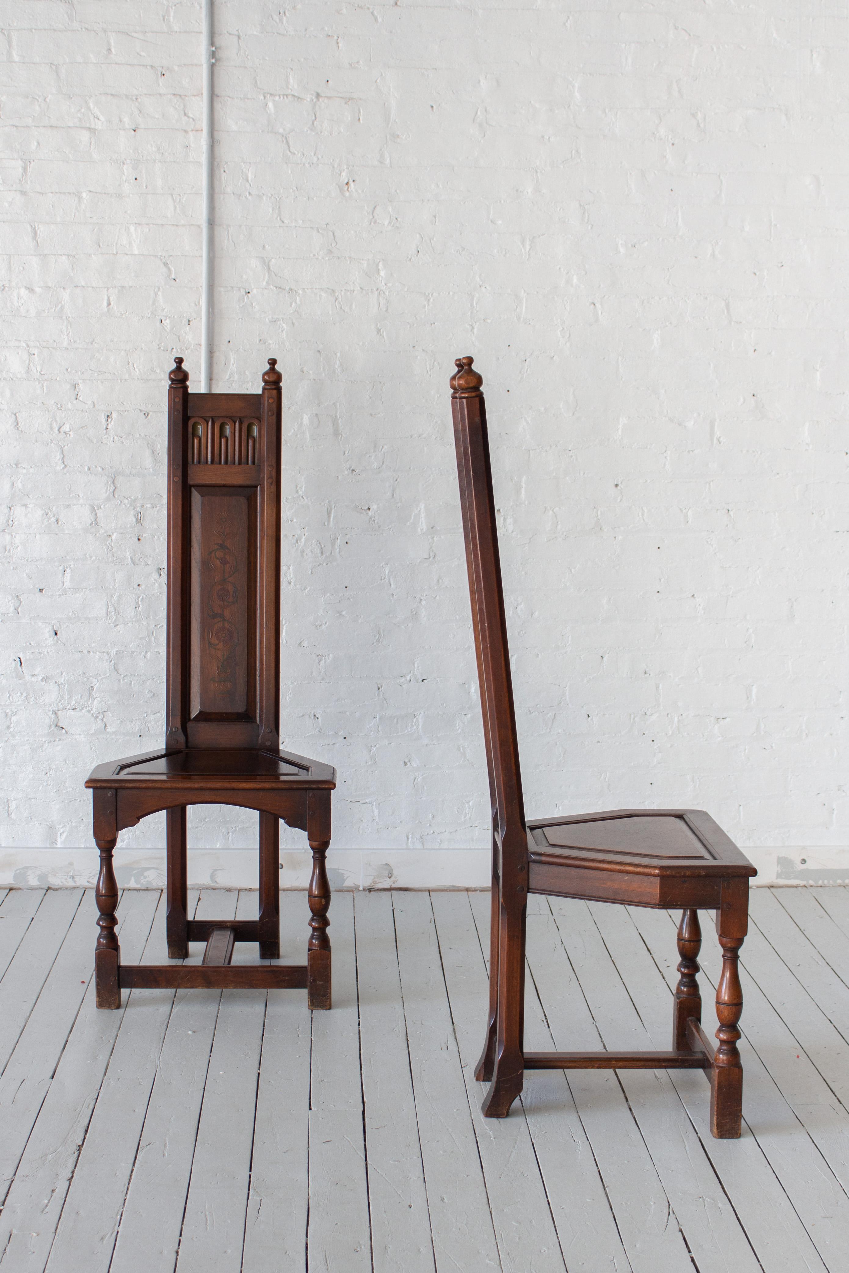 Bois Paire de chaises en bois décorées de style néo-gothique par Kittinger en vente